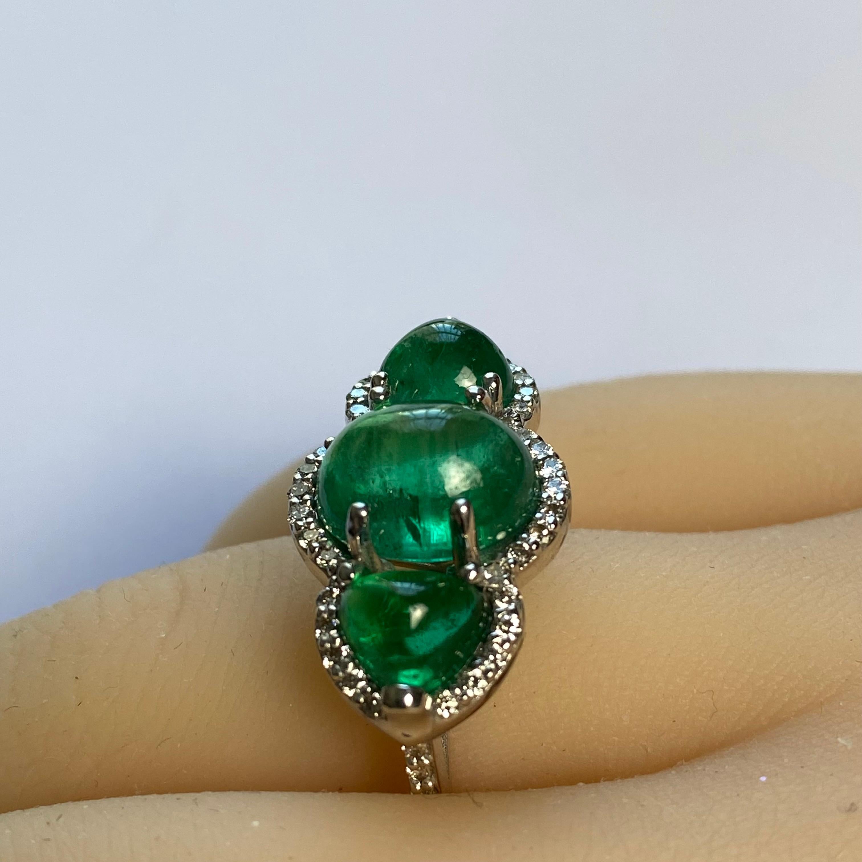 Three Colombian Cabochon Emeralds Diamond 7.70 Carat 18 Karat Gold Cluster Ring In New Condition In New York, NY