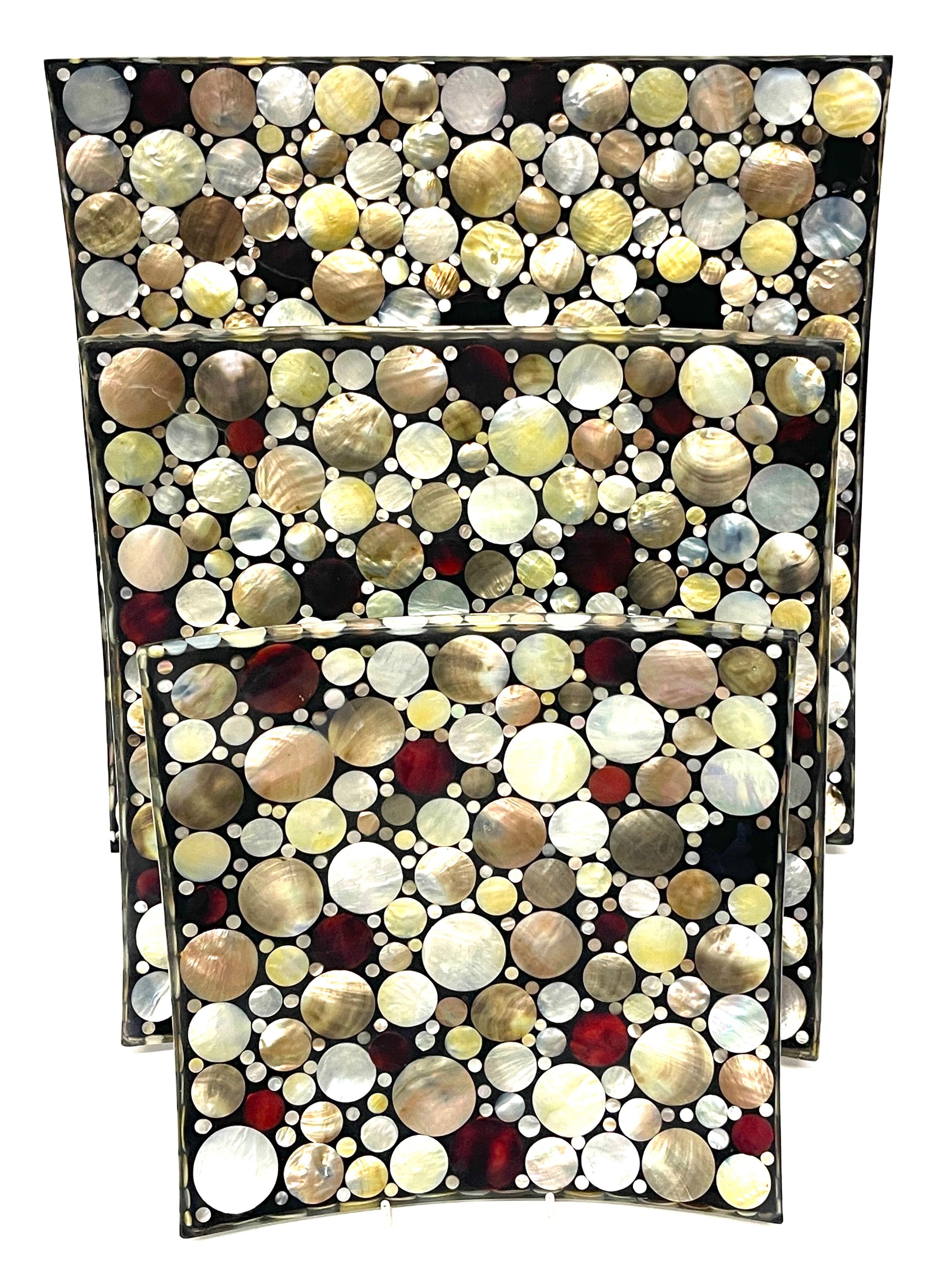 Moderne Trois plateaux concaves colorés en coquillage incrusté à motif « points obsession »  en vente