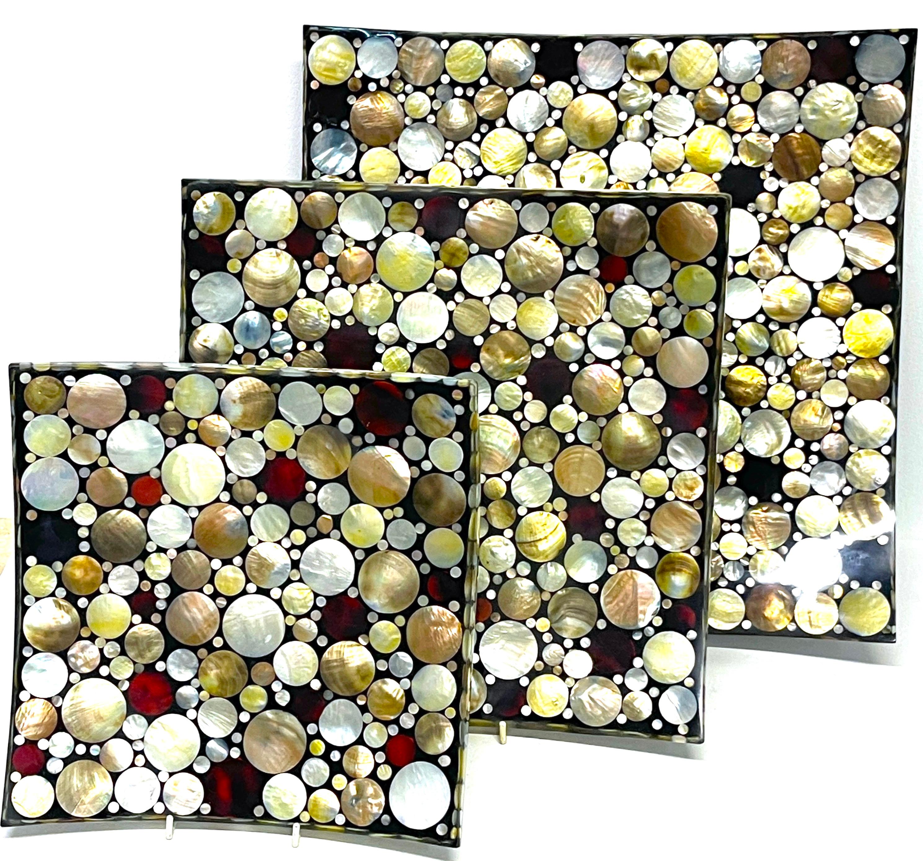 Laqué Trois plateaux concaves colorés en coquillage incrusté à motif « points obsession »  en vente