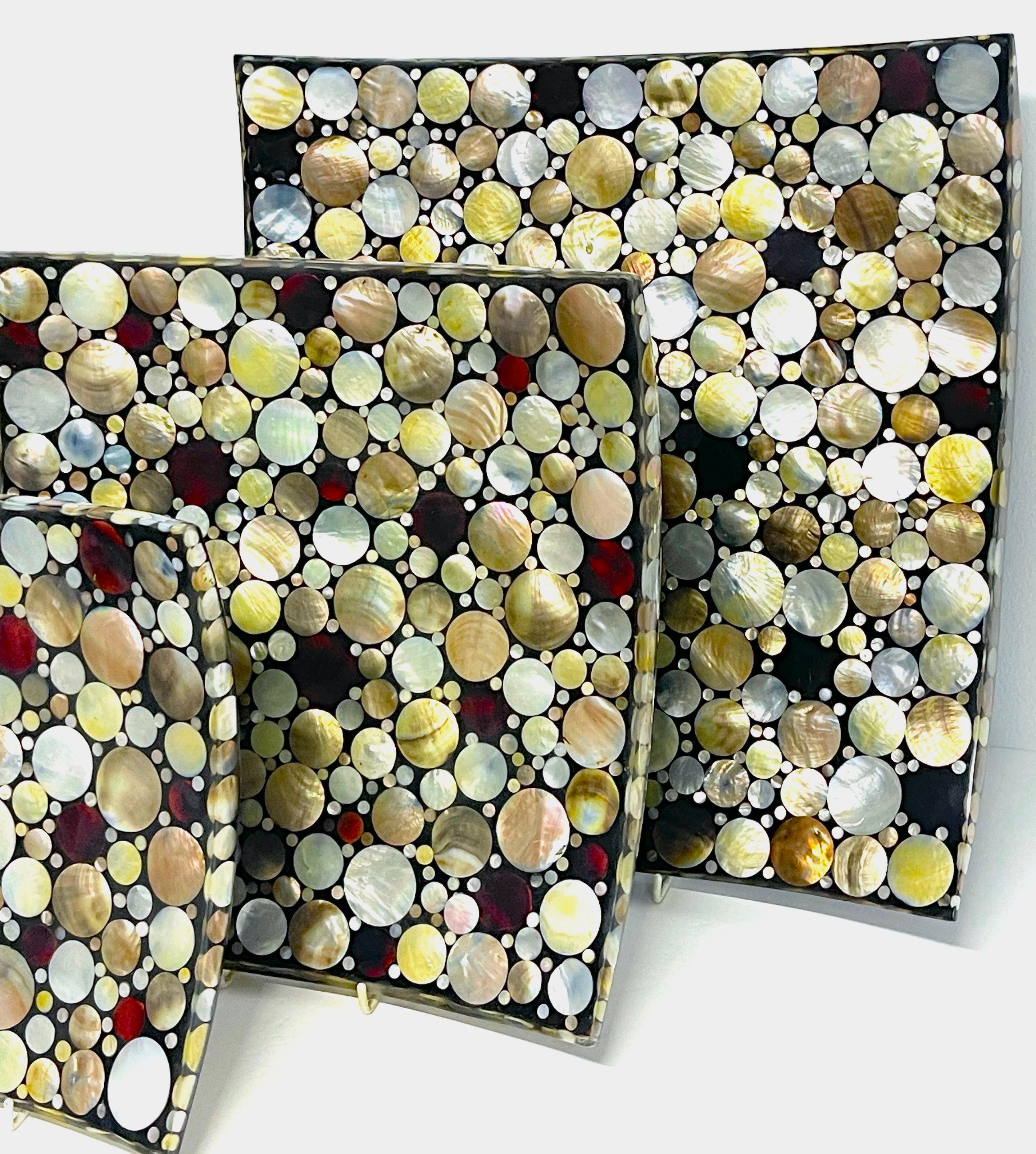 Trois plateaux concaves colorés en coquillage incrusté à motif « points obsession »  Bon état - En vente à West Palm Beach, FL