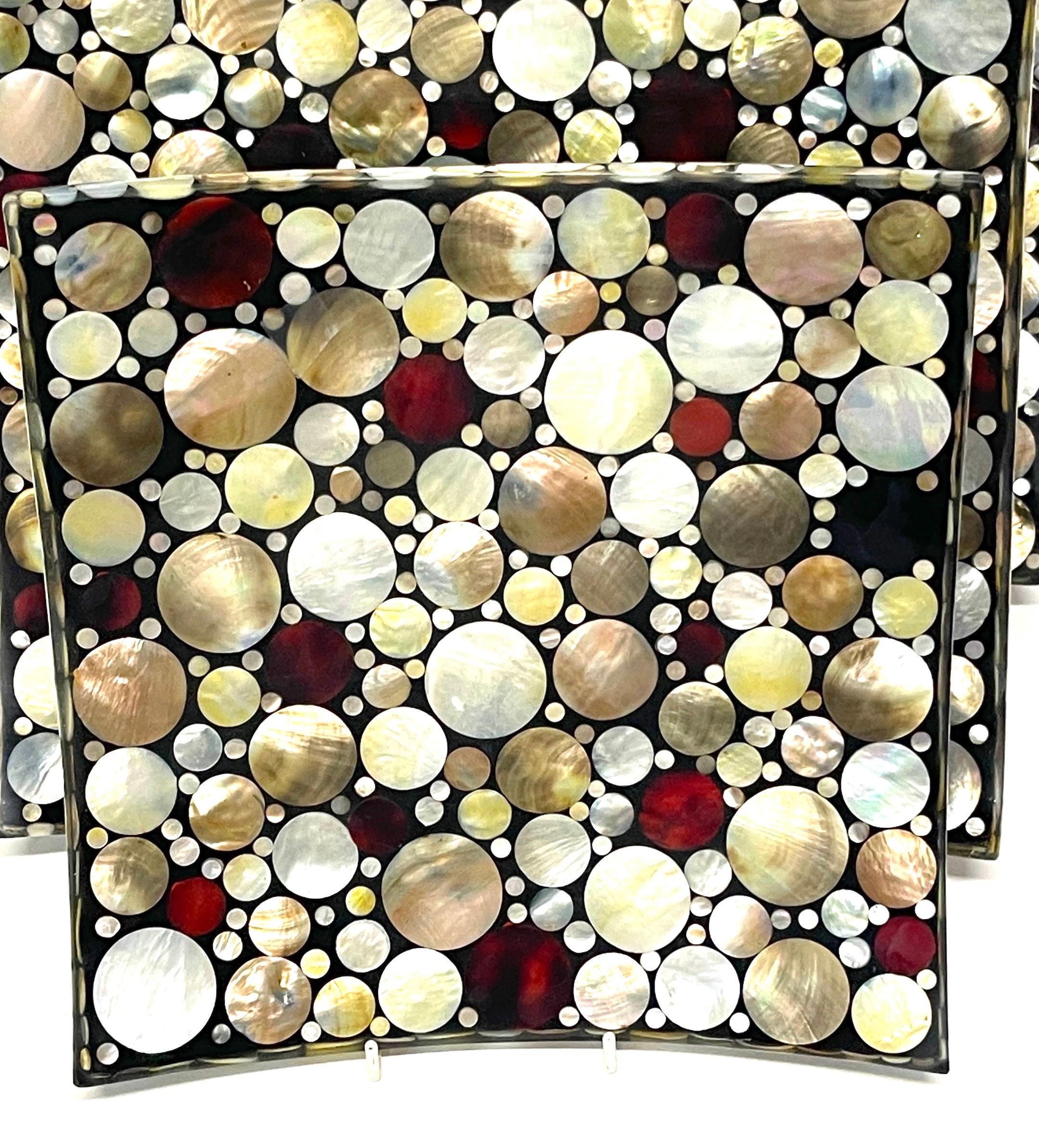 20ième siècle Trois plateaux concaves colorés en coquillage incrusté à motif « points obsession »  en vente