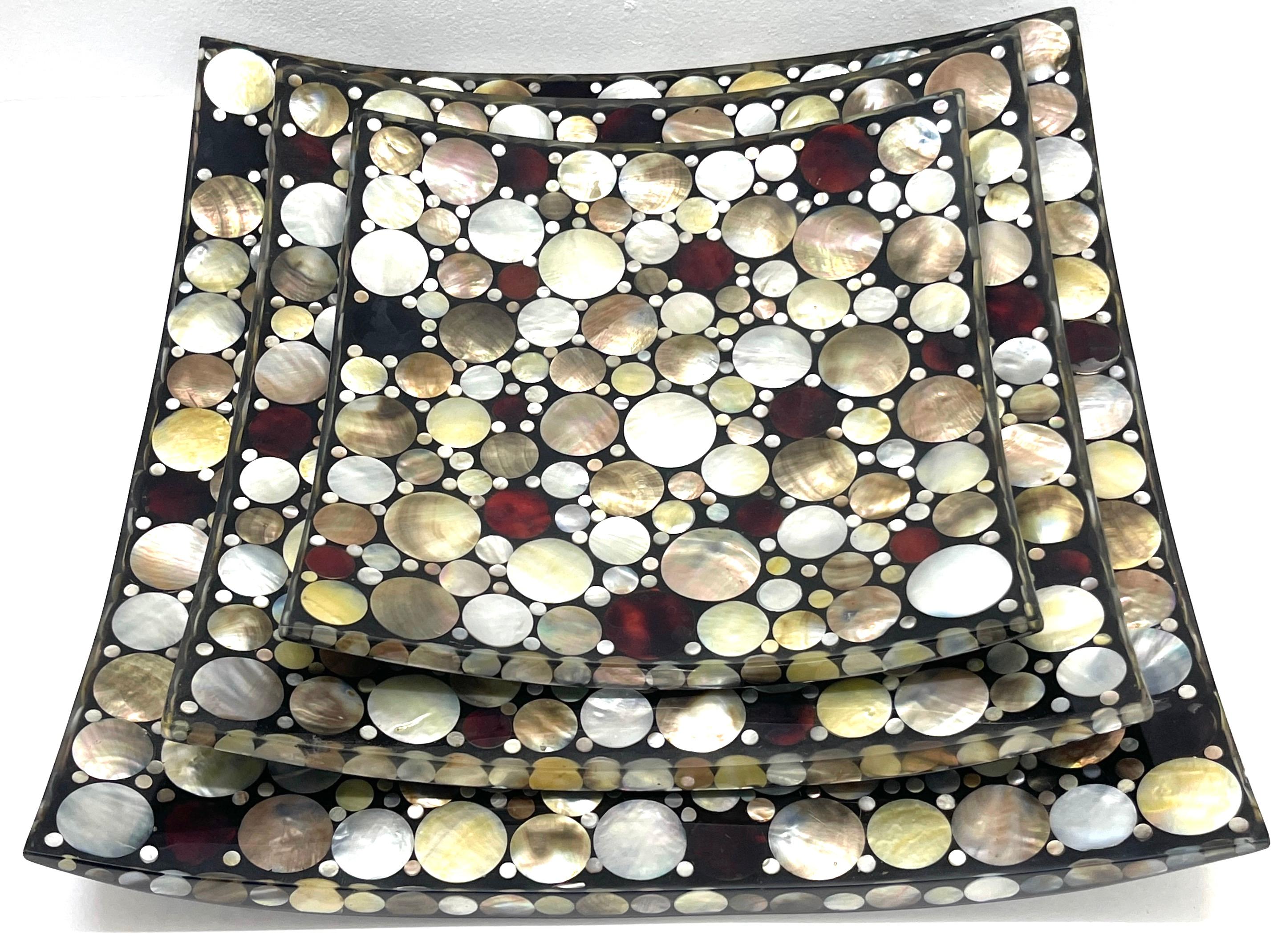 Trois plateaux concaves colorés en coquillage incrusté à motif « points obsession »  en vente 1