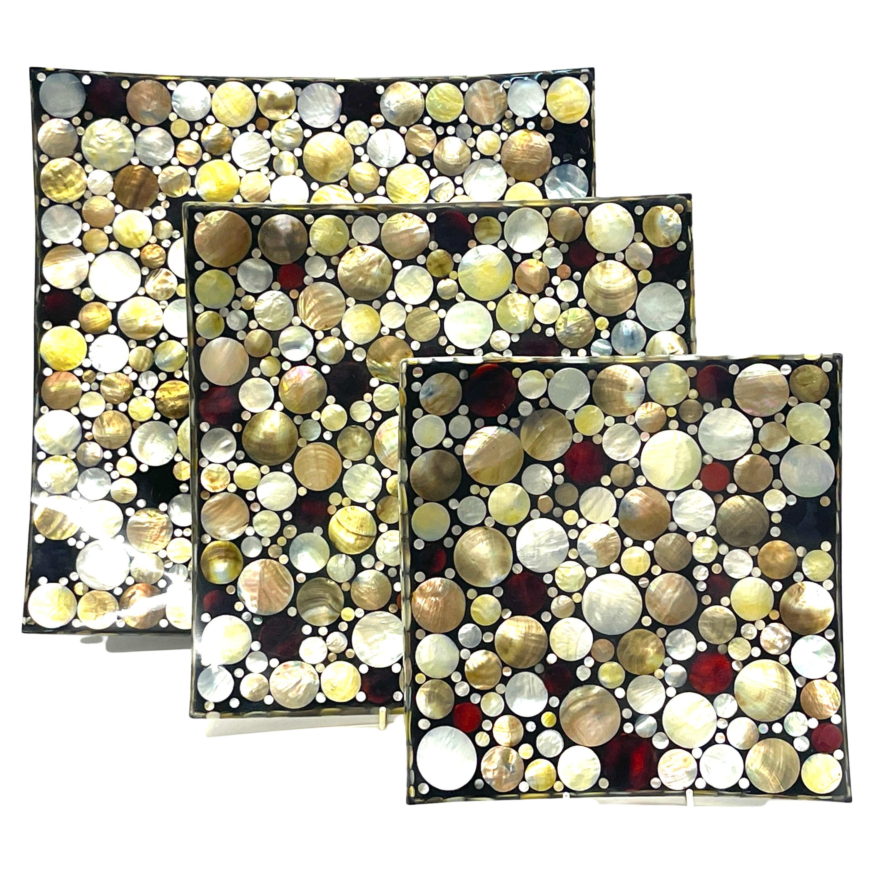 Drei bunte, abgestufte, eingelegte Muschelschalen mit dem Muster "Dots Obsession", konkave Tabletts 