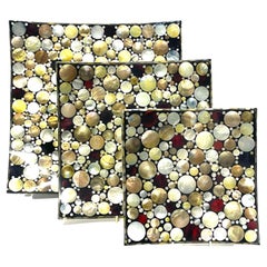 Trois plateaux concaves colorés en coquillage incrusté à motif « points obsession » 