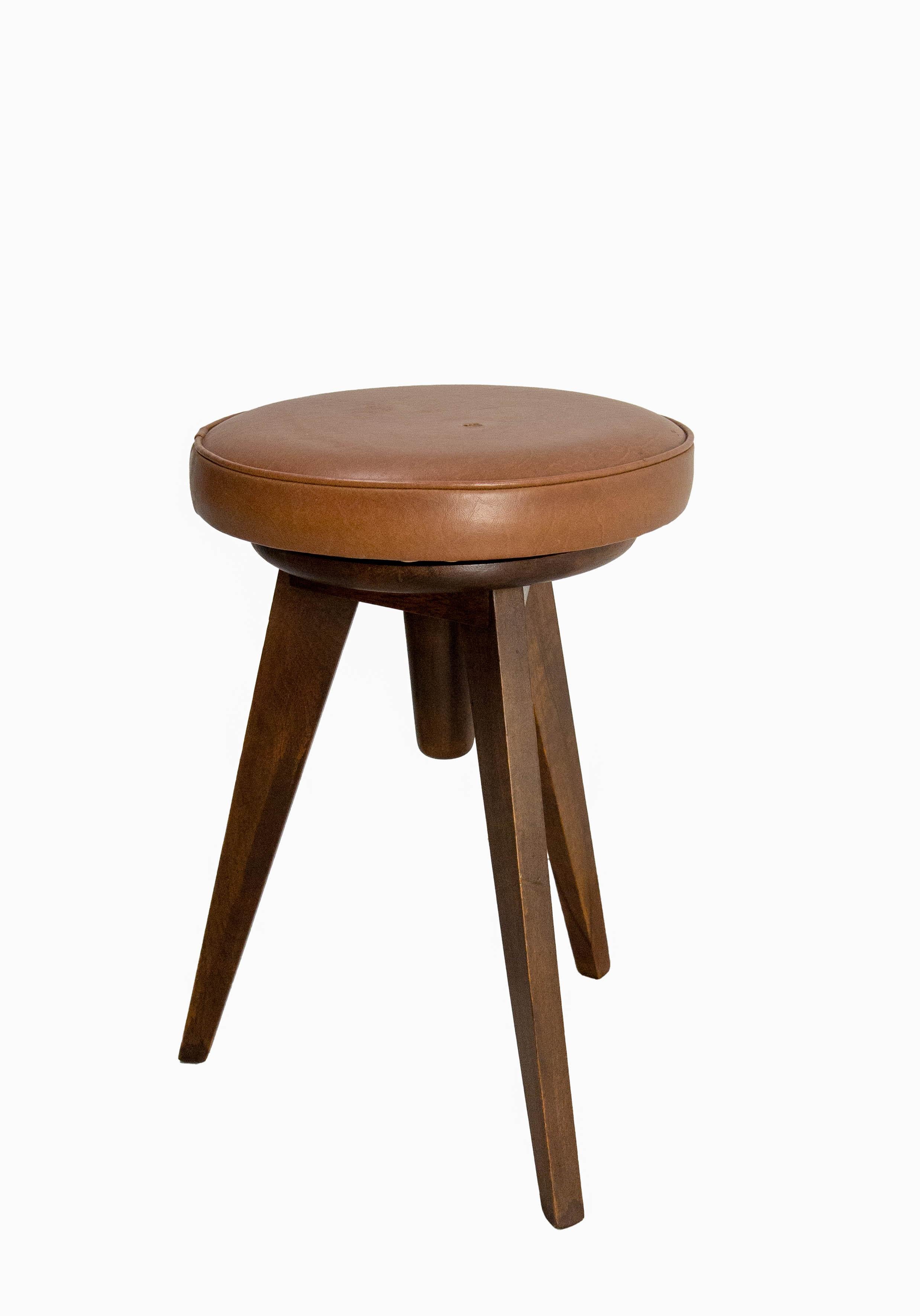 Mid-Century moderno Sgabello per pianoforte a tre gambe Compas in Skai e Beeche del Medioevo francese in vendita