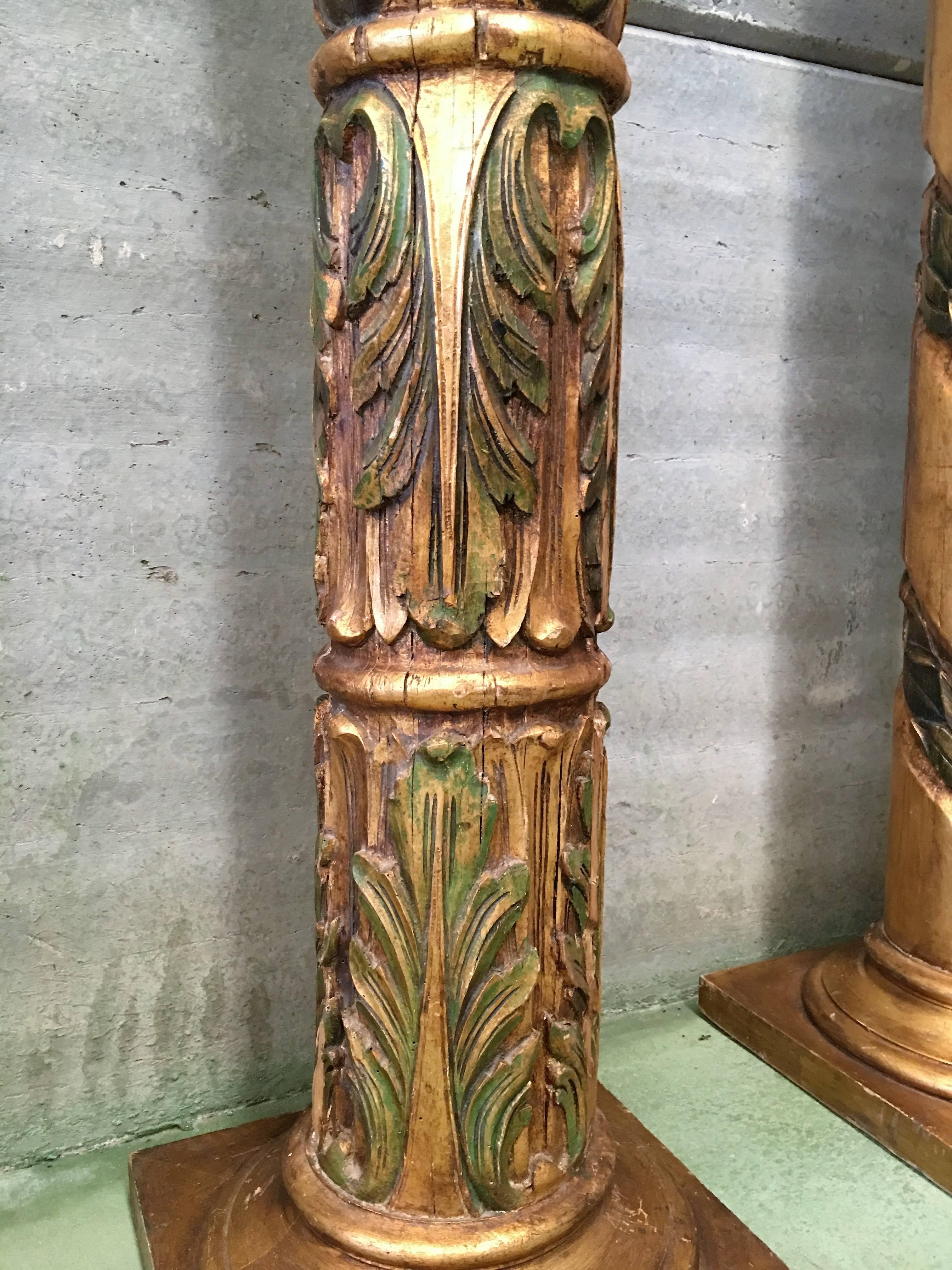 Lot de trois colonnes corinthiennes espagnoles du 20ème siècle en bois polychrome sculpté et doré. en vente 2