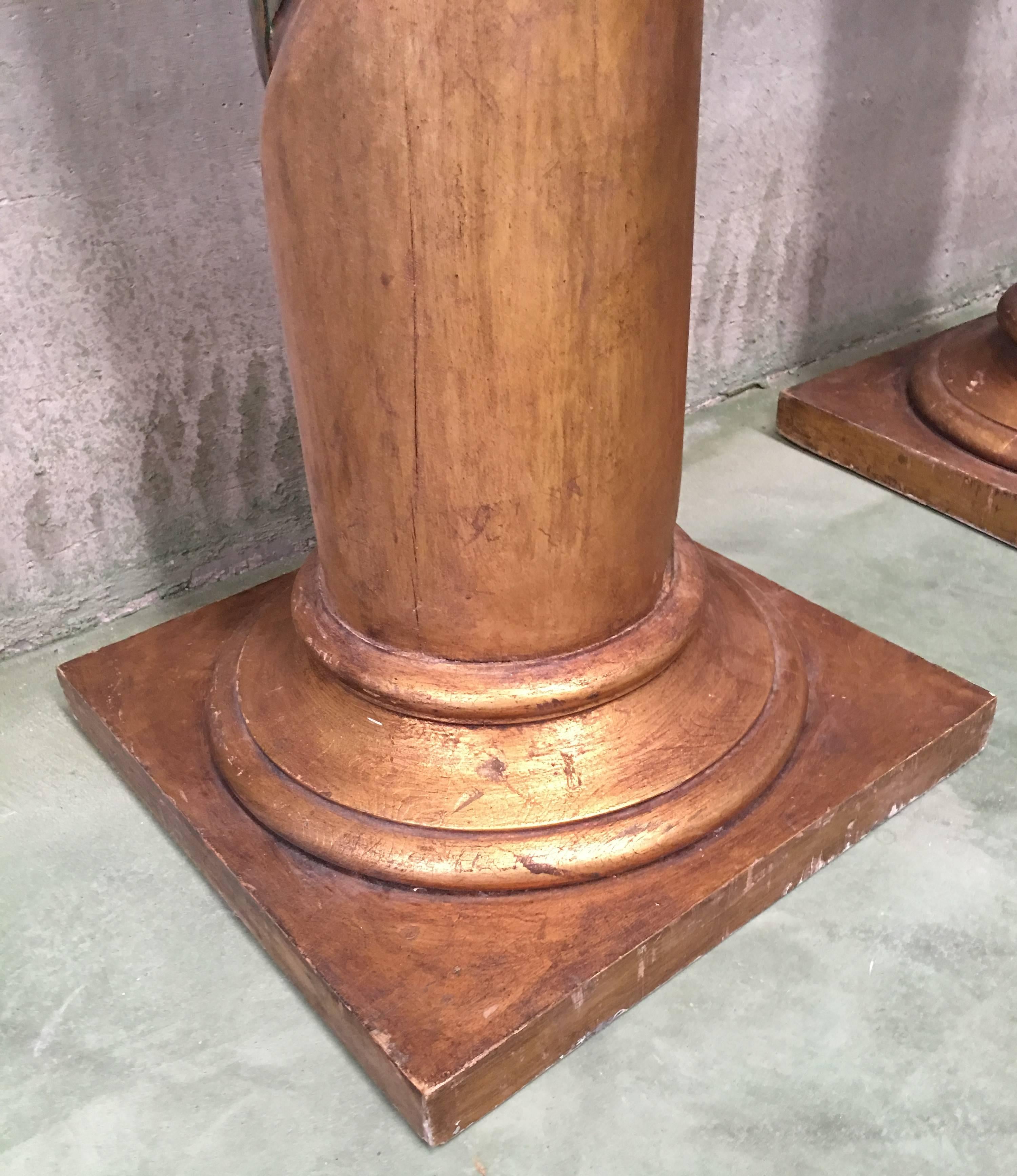Lot de trois colonnes corinthiennes espagnoles du 20ème siècle en bois polychrome sculpté et doré. en vente 8