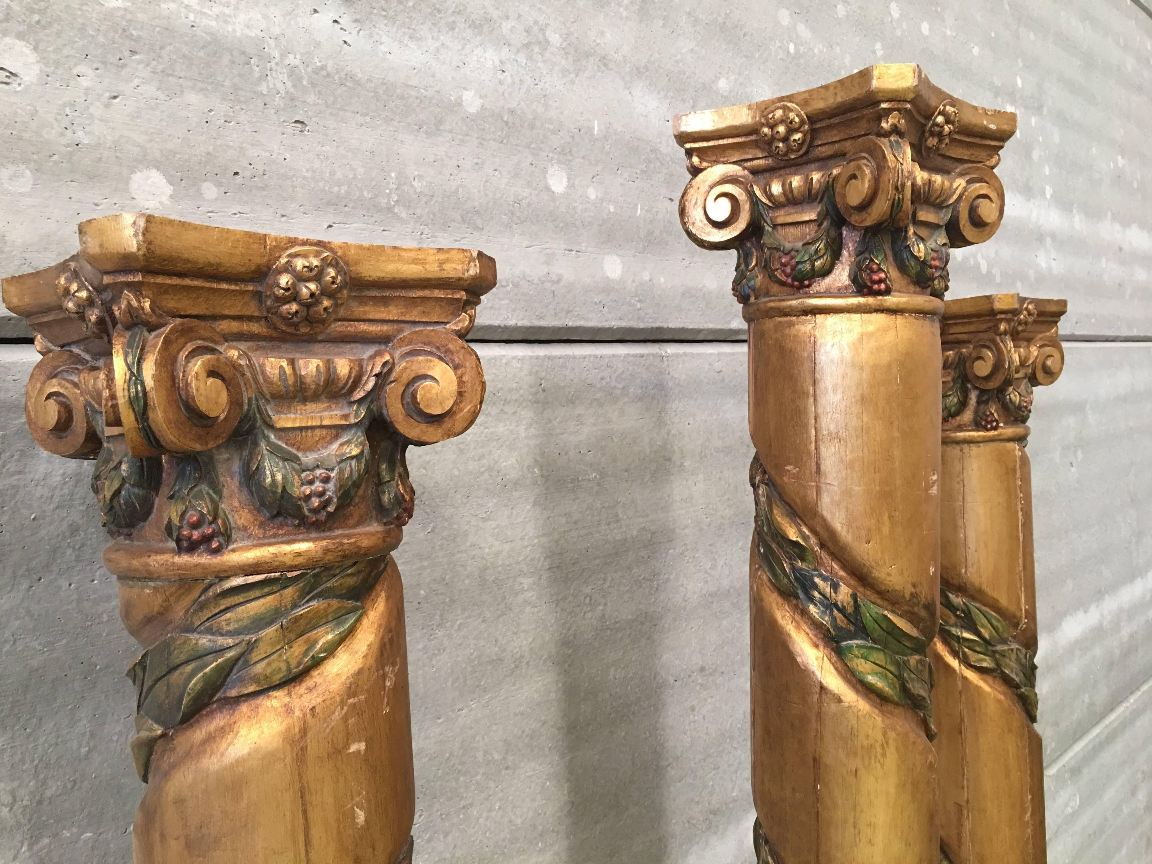 Gréco-romain Lot de trois colonnes corinthiennes espagnoles du 20ème siècle en bois polychrome sculpté et doré. en vente