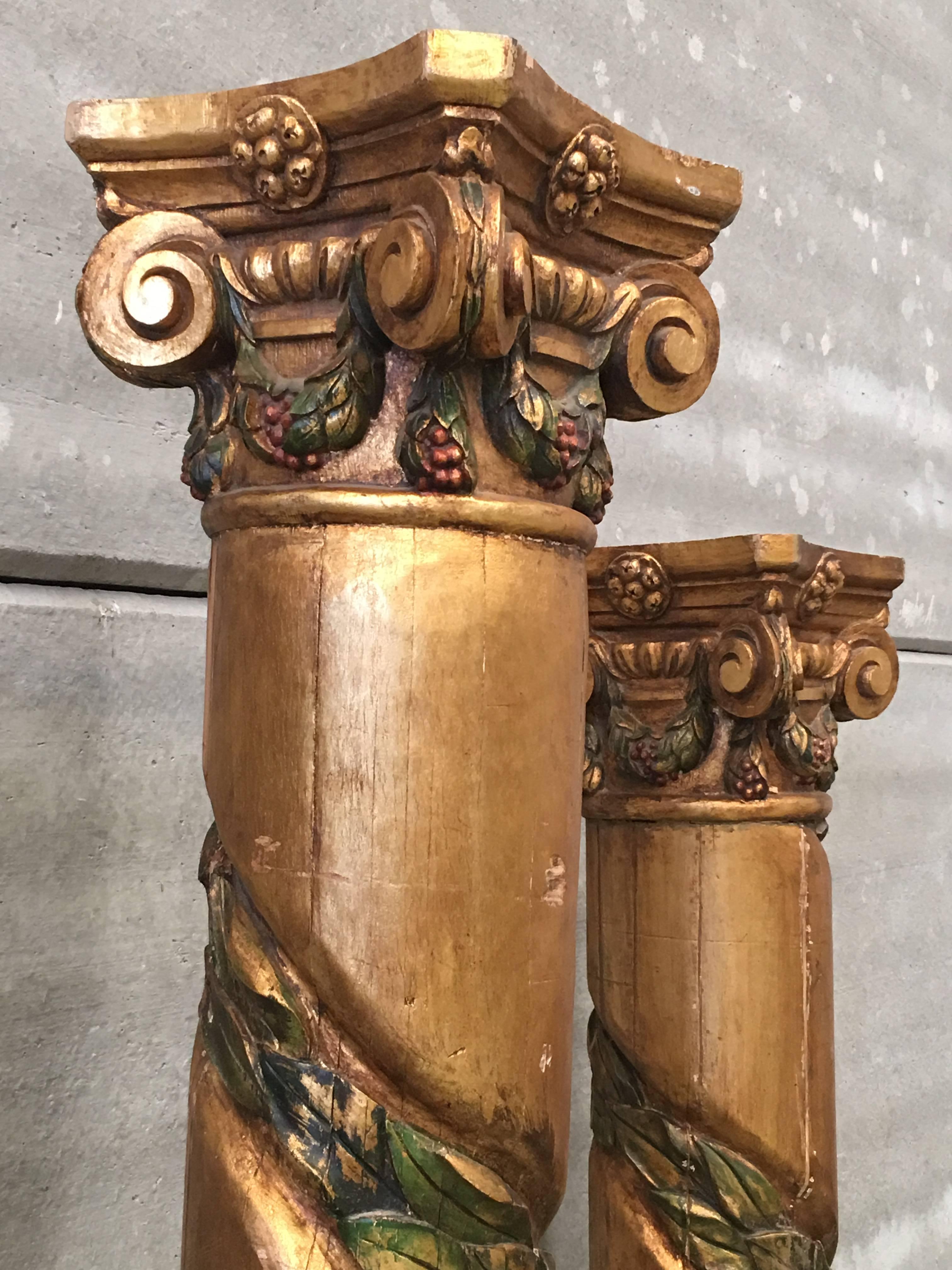 Espagnol Lot de trois colonnes corinthiennes espagnoles du 20ème siècle en bois polychrome sculpté et doré. en vente