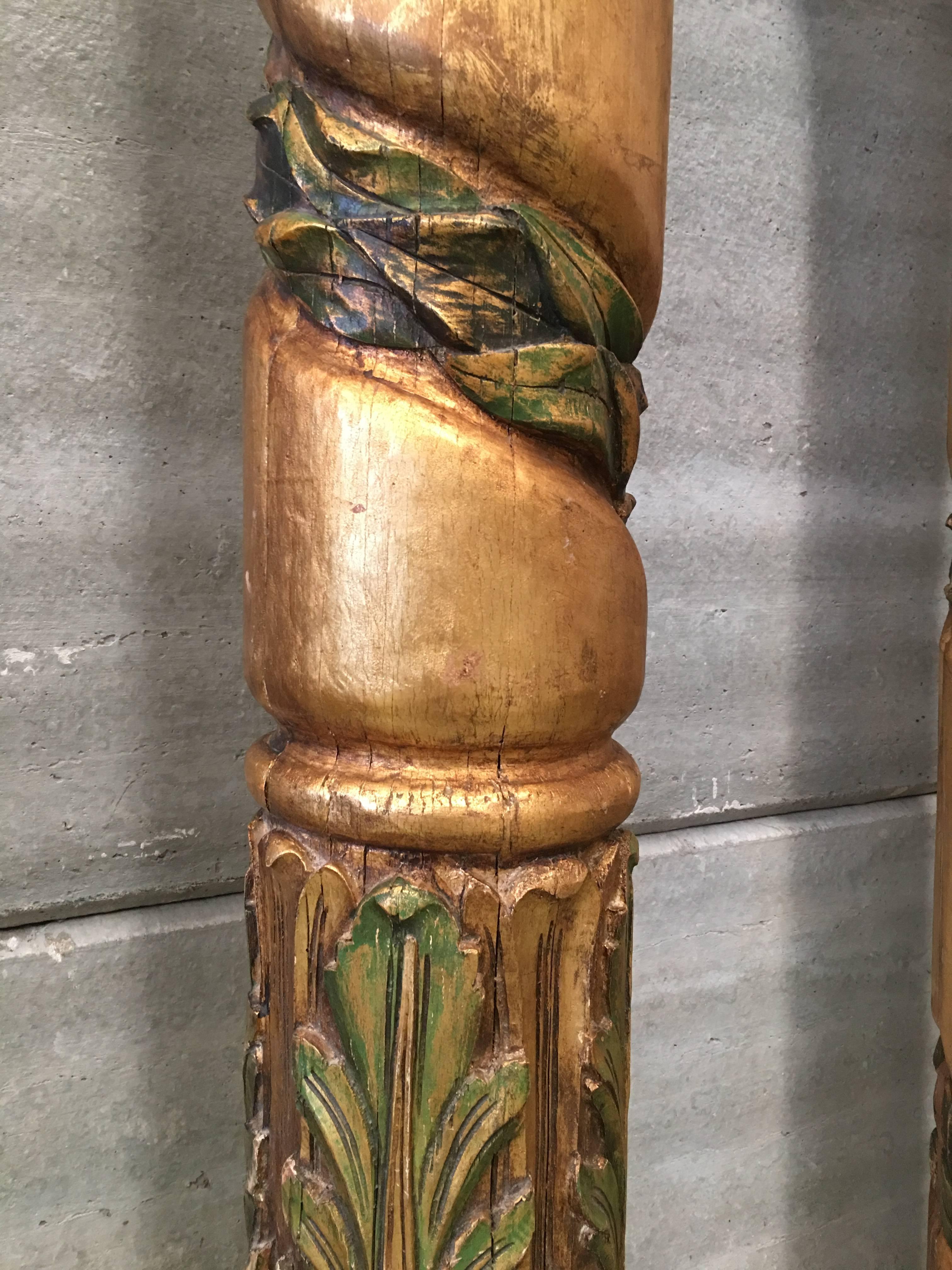 Lot de trois colonnes corinthiennes espagnoles du 20ème siècle en bois polychrome sculpté et doré. en vente 1