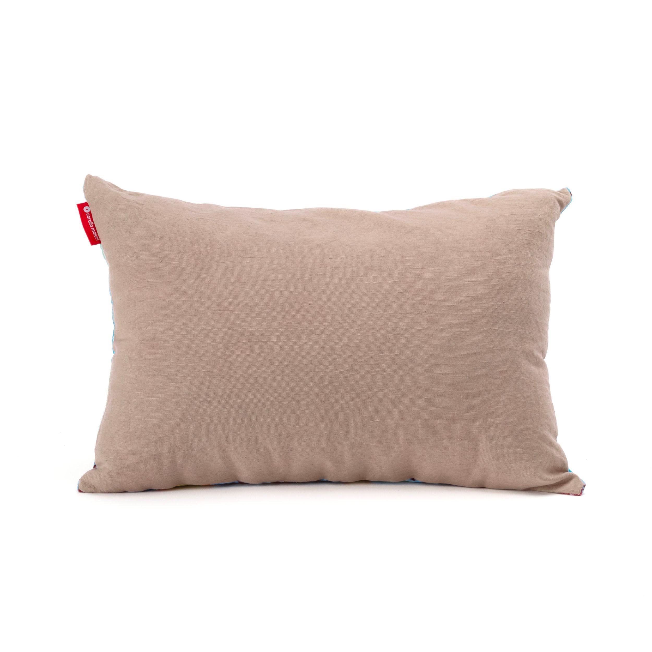 -  Cuscino in velluto di seta
-  Parte anteriore in velluto di seta, parte posteriore in lino e cotone, colore grigio.
-  Dimensioni 35*50 cm
-  Zip laterale invisibile
-  Viene fornito con riempimento, 100% kapok

I cuscini di Coralla sono un