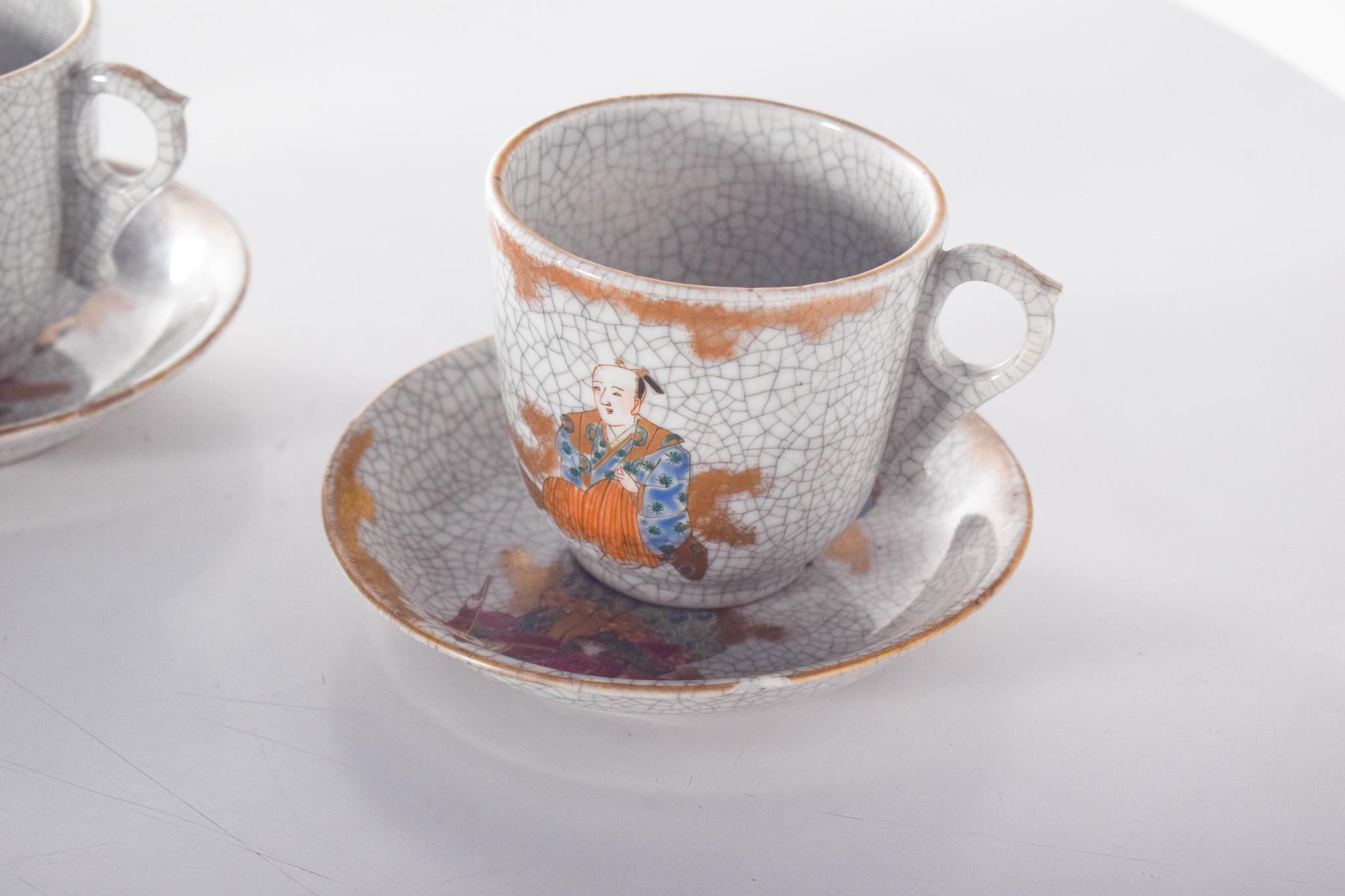 Three Cups and Saucers Made from Japanese Porcelain In Fair Condition For Sale In Lisboa, Lisboa