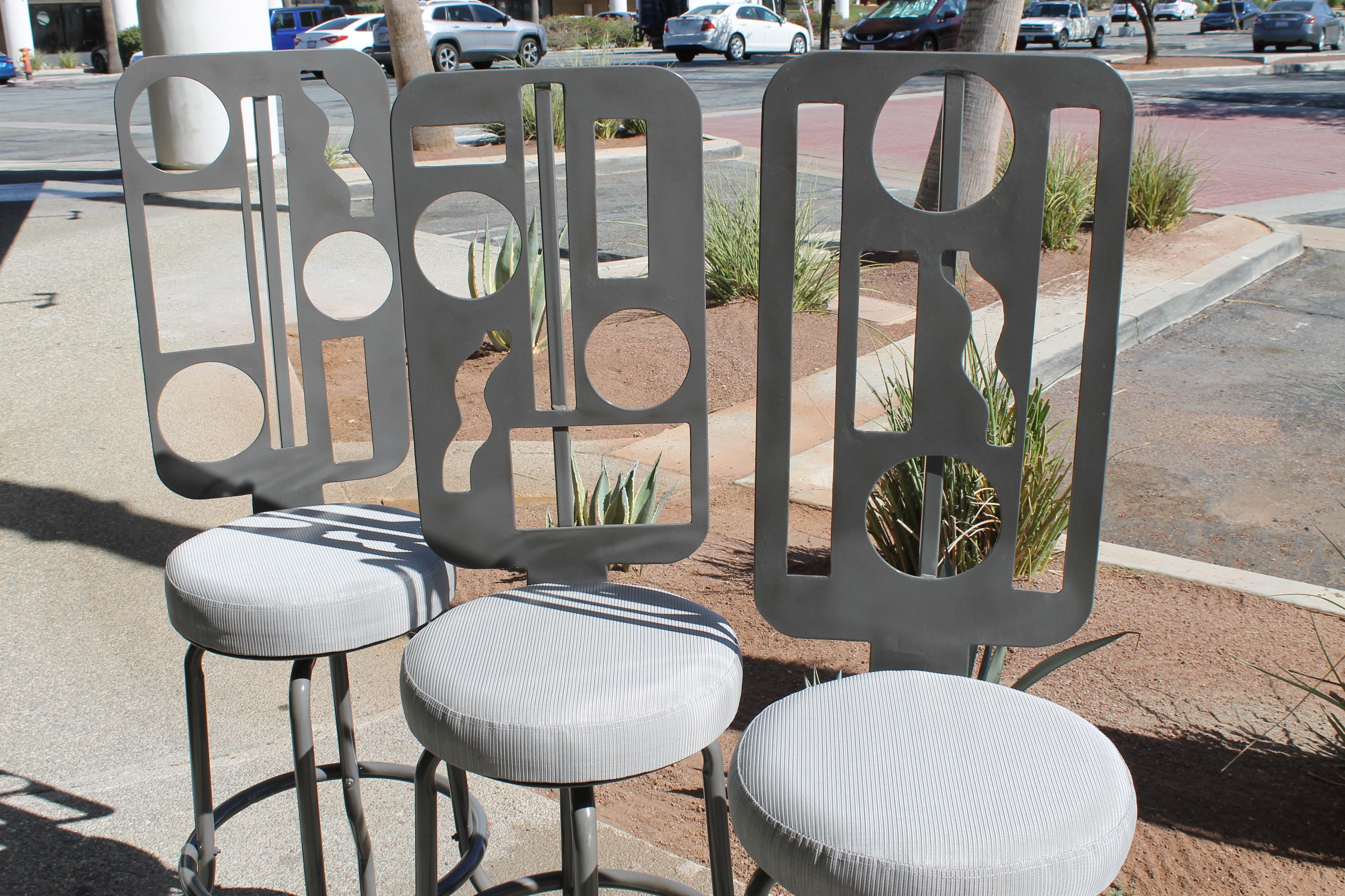 Mid-Century Modern Trois tabourets de bar pivotants modernistes et futuristes en vente