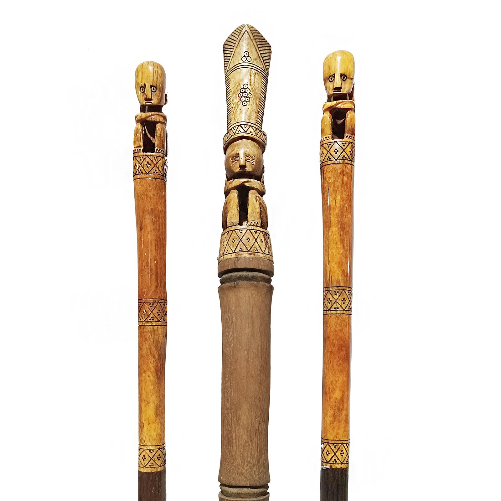 Drei dekorative Holz Batons, Indonesien, Mitte des 20. Jahrhunderts (Handgeschnitzt) im Angebot