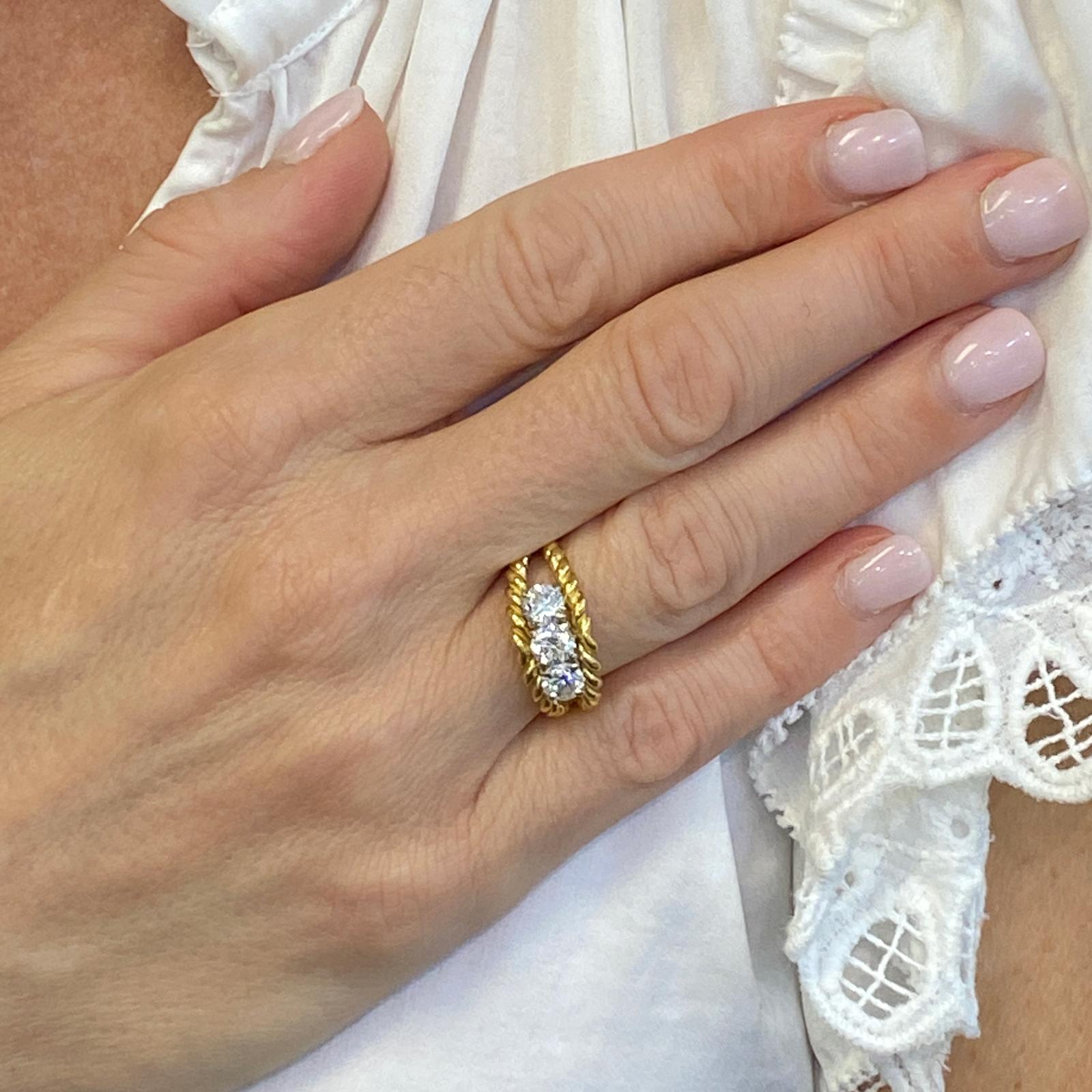 Moderne Bague d'anniversaire de mariage à trois diamants en or jaune 18 carats avec trois pierres  en vente