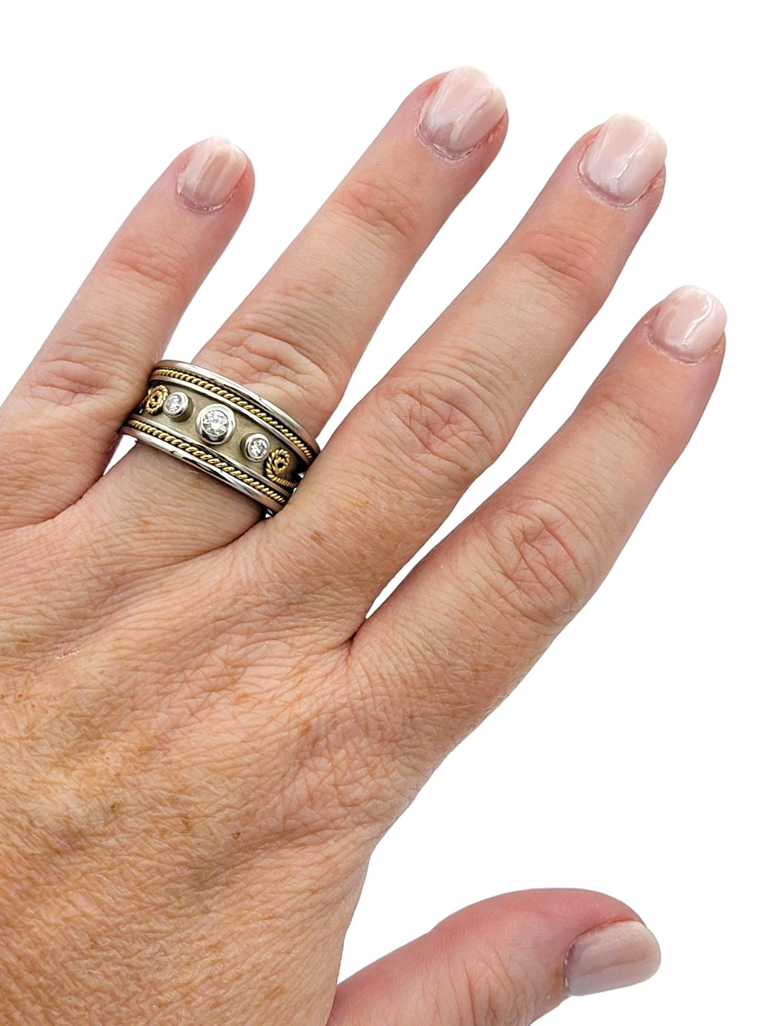Bague à trois diamants en or bicolore 18 carats à motif de volutes torsadées en vente 2