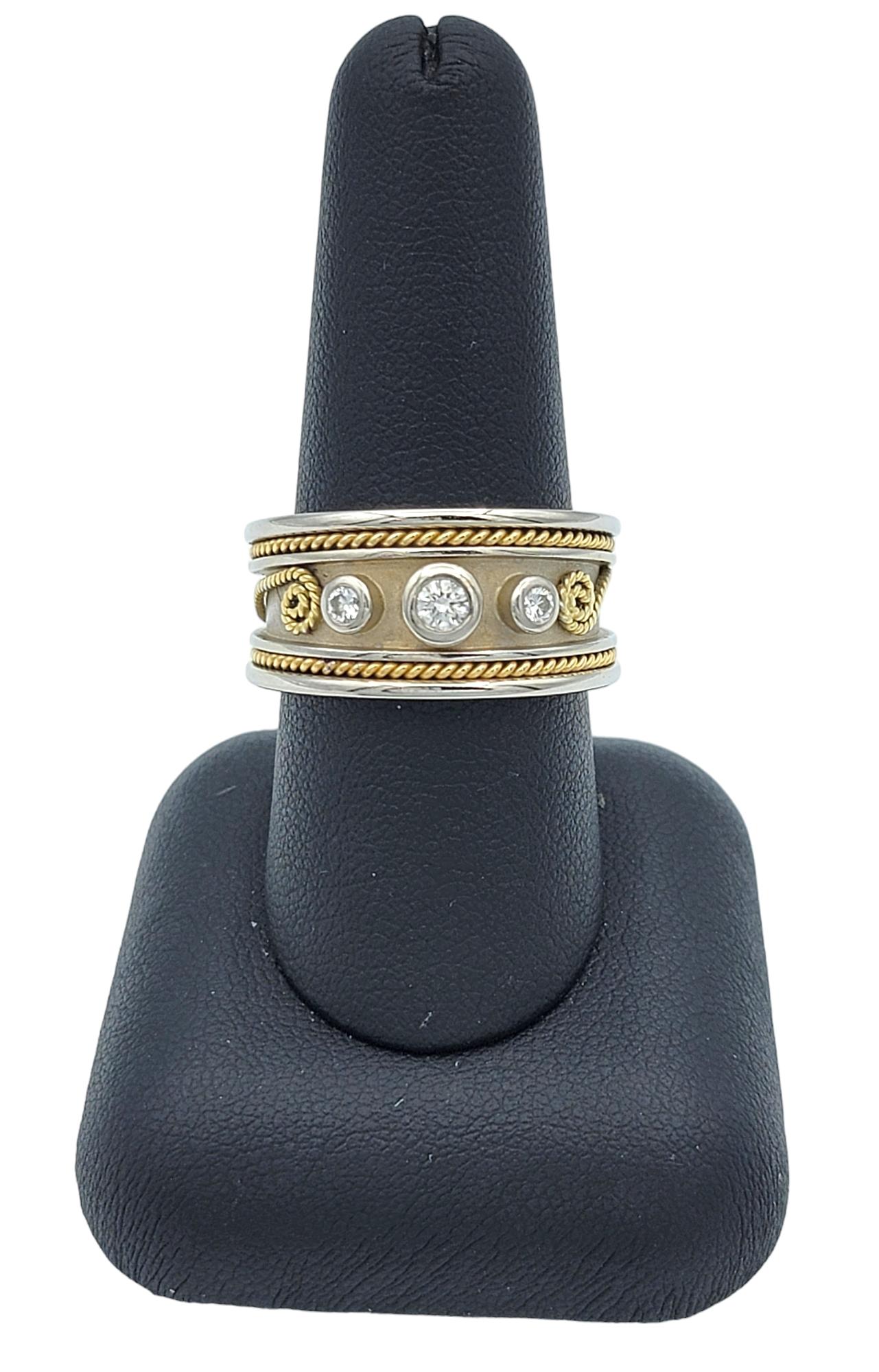 Bague à trois diamants en or bicolore 18 carats à motif de volutes torsadées en vente 3