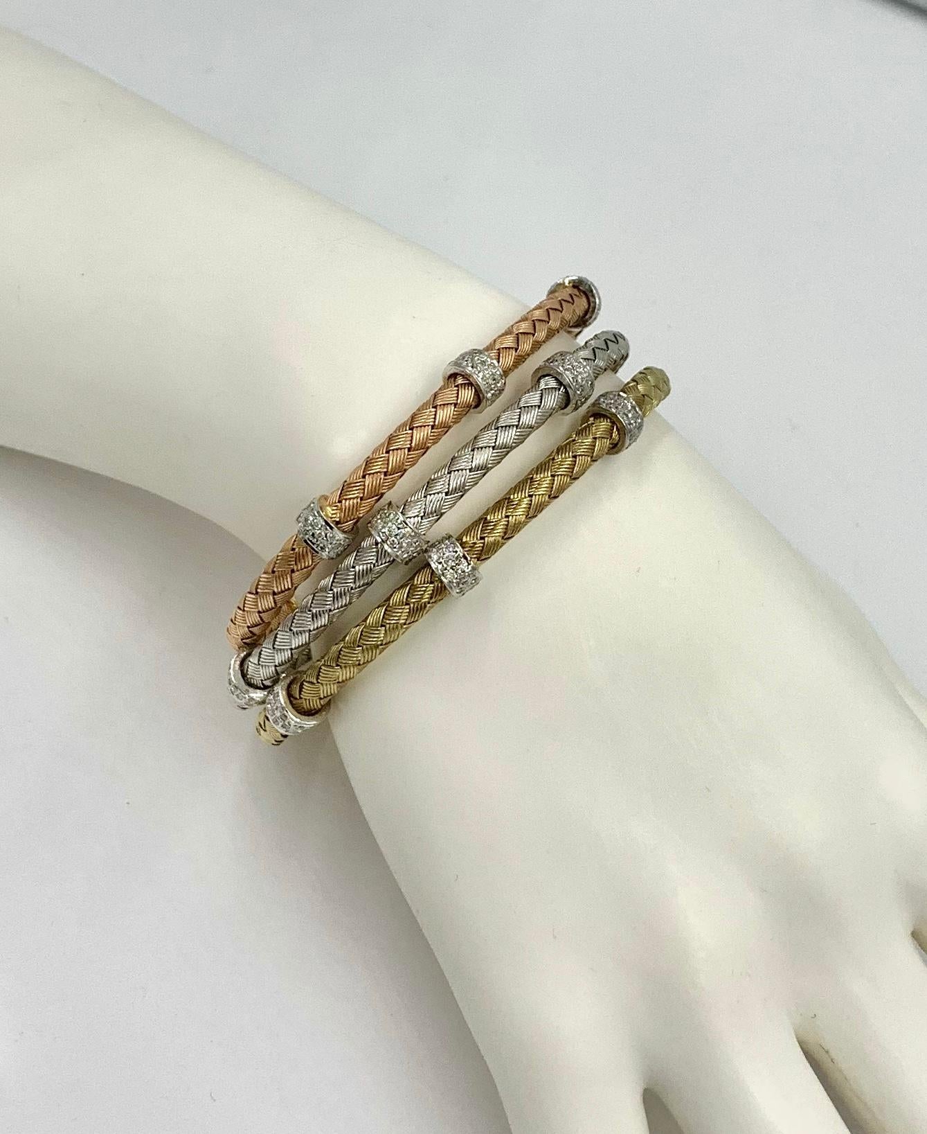 Contemporain Bracelets jonc empilables à trois diamants en or jaune, rose et blanc 14 carats, Italie en vente