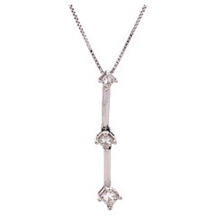 Collar de Gota de Tres Diamantes en Oro Blanco de 14k