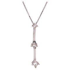 Collier en goutte à trois diamants en or blanc 14 carats