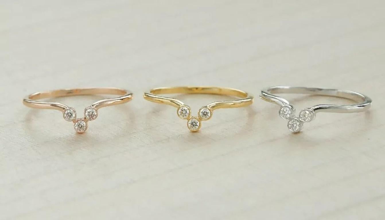 Taille ronde Bague minimaliste à trois diamants en or massif 14 carats à chevrons en vente