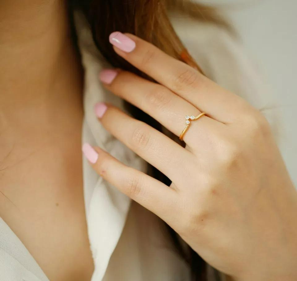 Bague minimaliste à trois diamants en or massif 14 carats à chevrons Neuf - En vente à Chicago, IL