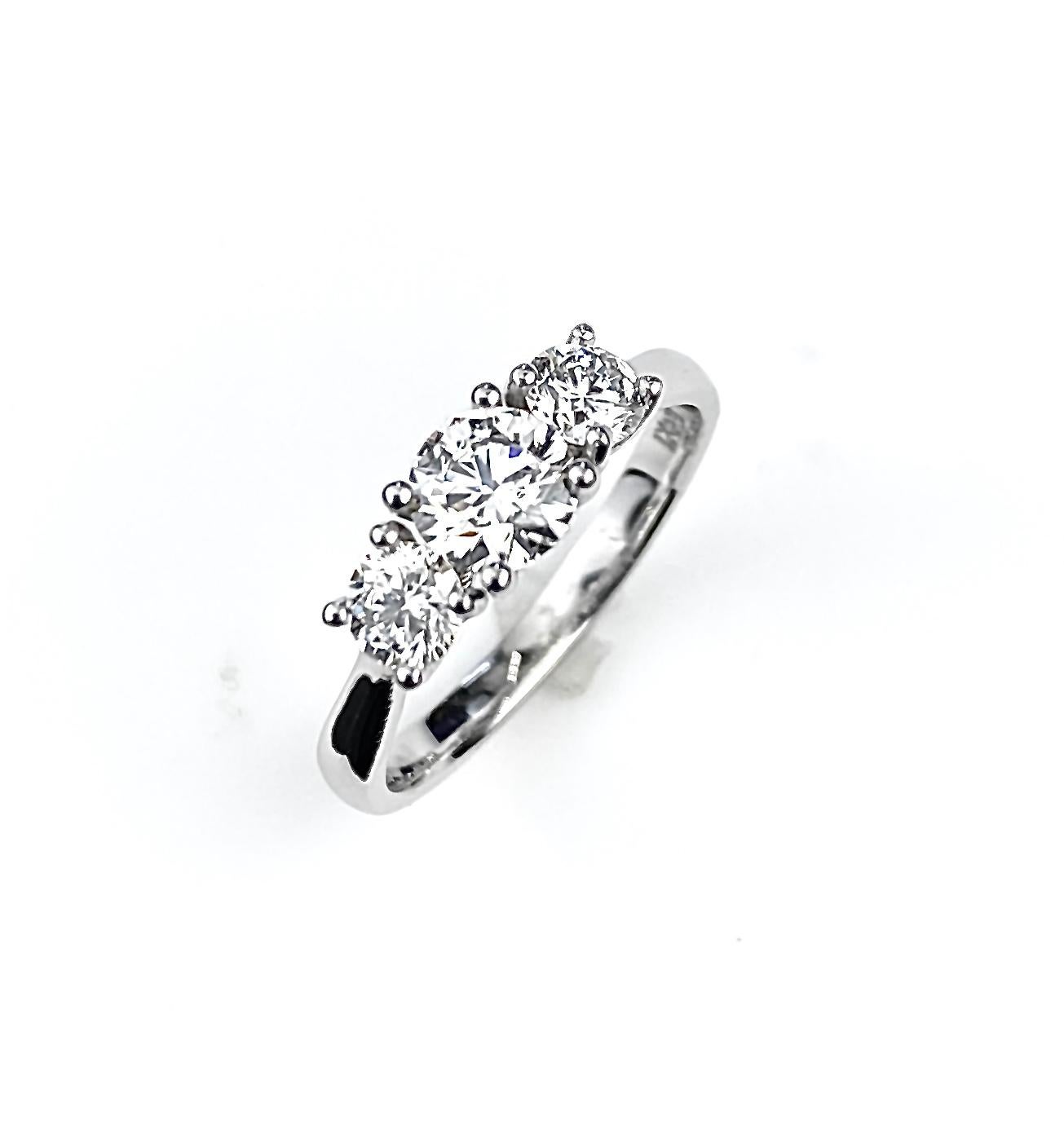Three-Diamond Ring with 0.60 Carat Center Diamond in White Gold In New Condition For Sale In Toronto, Ontario