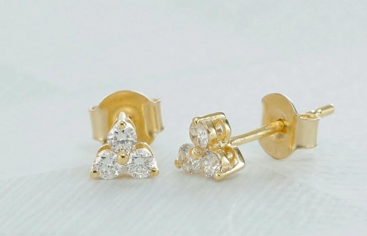 Orecchino a tre diamanti in oro massiccio 14k Orecchino a triangolo a grappolo Regalo di nozze.

Peso totale dei carati
0.25 - 0.32
Stile
Stallone
Metallo di base
Oro giallo, 14k
Fissaggio
Farfalla
Peso del diamante
0,30 carati (per coppia)
Purezza