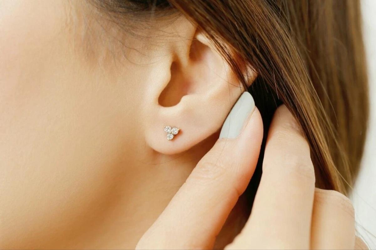 Taglio rotondo Orecchino a tre diamanti in oro massiccio 14k Orecchino a triangolo a grappolo Regalo di nozze. in vendita