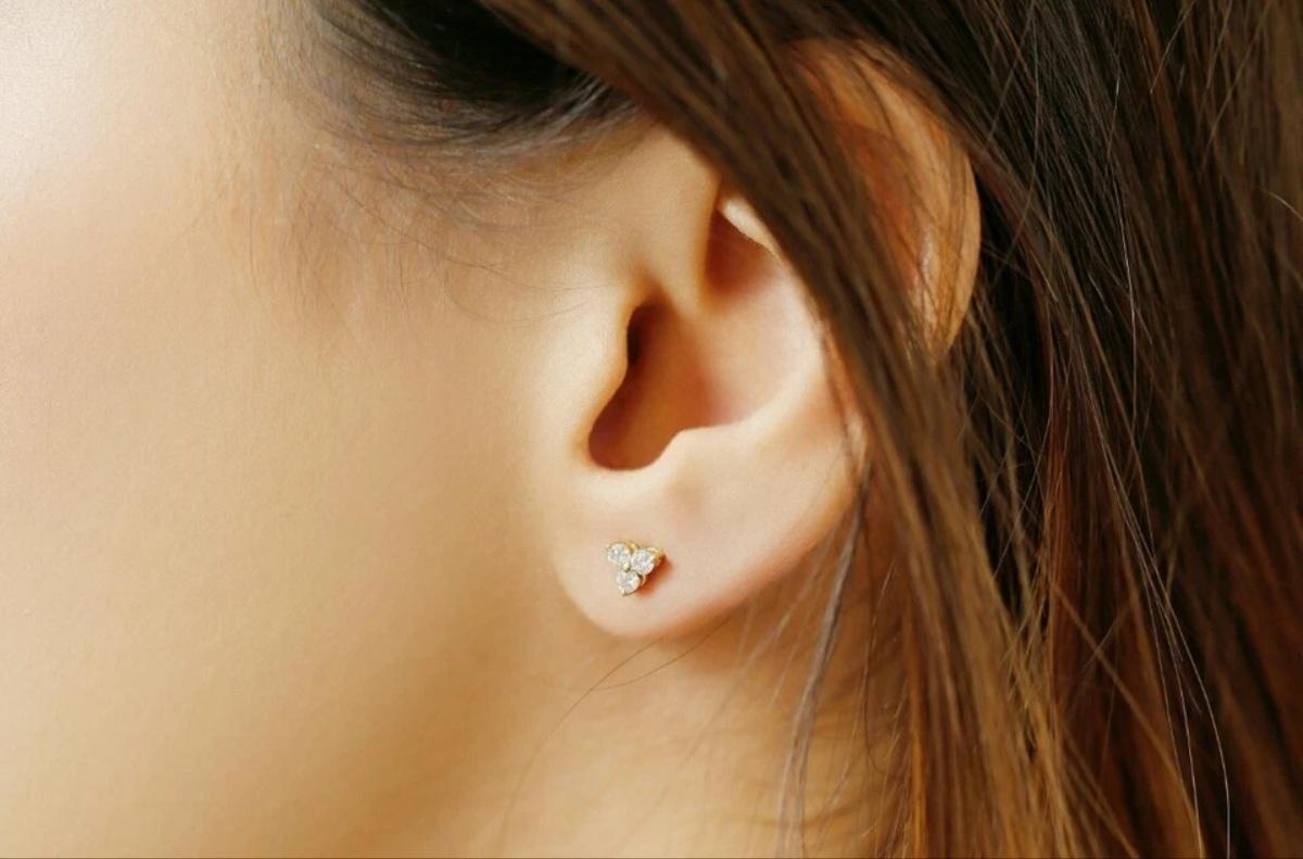 Orecchino a tre diamanti in oro massiccio 14k Orecchino a triangolo a grappolo Regalo di nozze. In condizioni Nuovo in vendita a Chicago, IL