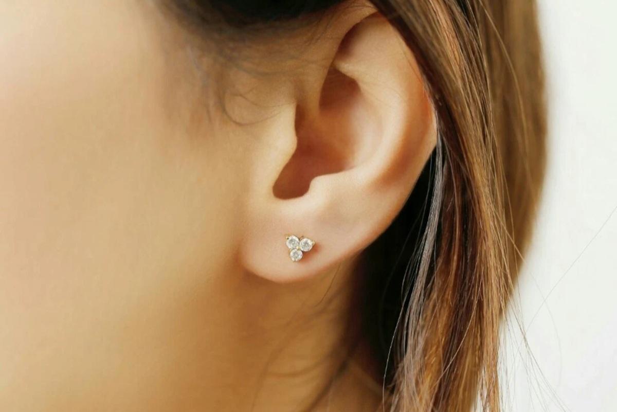 da uomo o donna Orecchino a tre diamanti in oro massiccio 14k Orecchino a triangolo a grappolo Regalo di nozze. in vendita