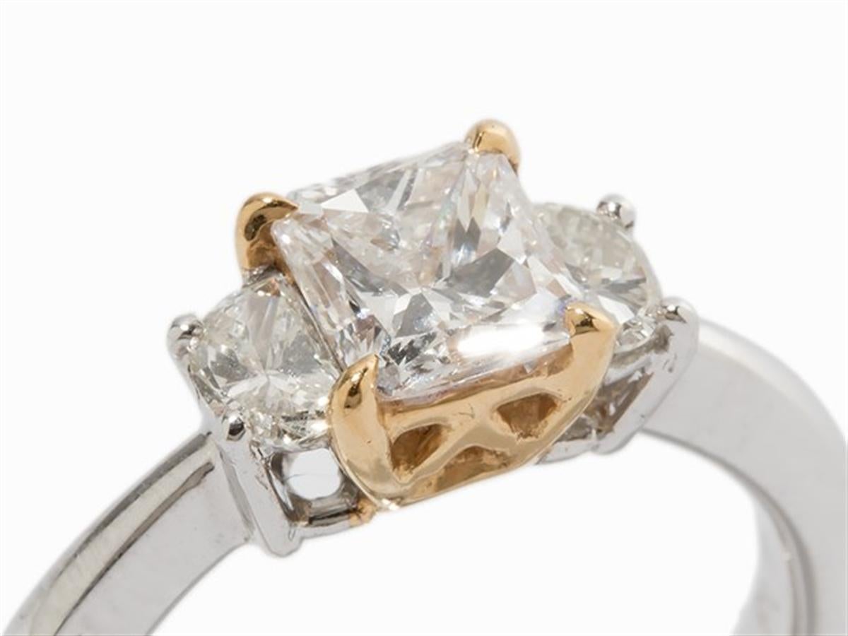 - Description of the
- Platinum / 750 yellow gold
- hallmarked with the fineness
- 1 diamond in modified prince cut of approx. 0.95 ct, Top Wesselton G - Wesselton H / SI 2
- 2 semicircular diamonds in modified princess cut of together approx. 0.74