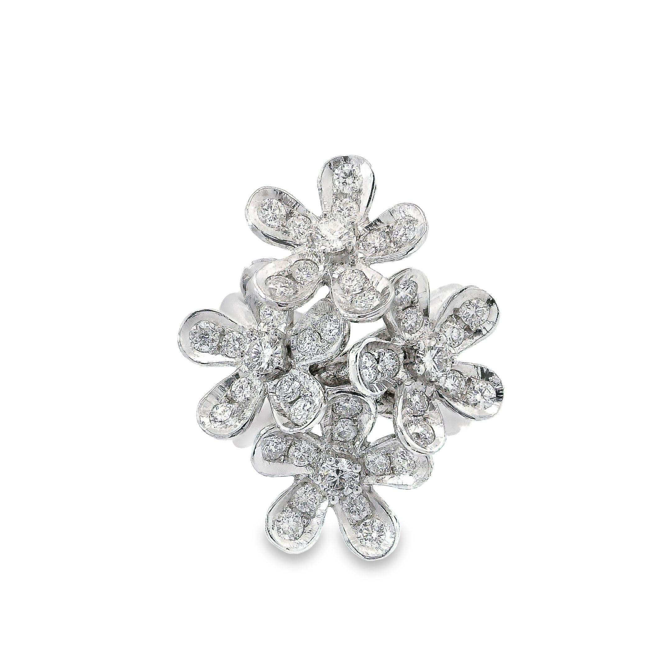 Questo splendido anello floreale aggiungerà un tocco di raffinatezza al tuo ensemble quotidiano. All'interno del suo design a petali delicatamente dettagliato si trova un vero e proprio giardino di gemme scintillanti, 1,88 carati di luminosi