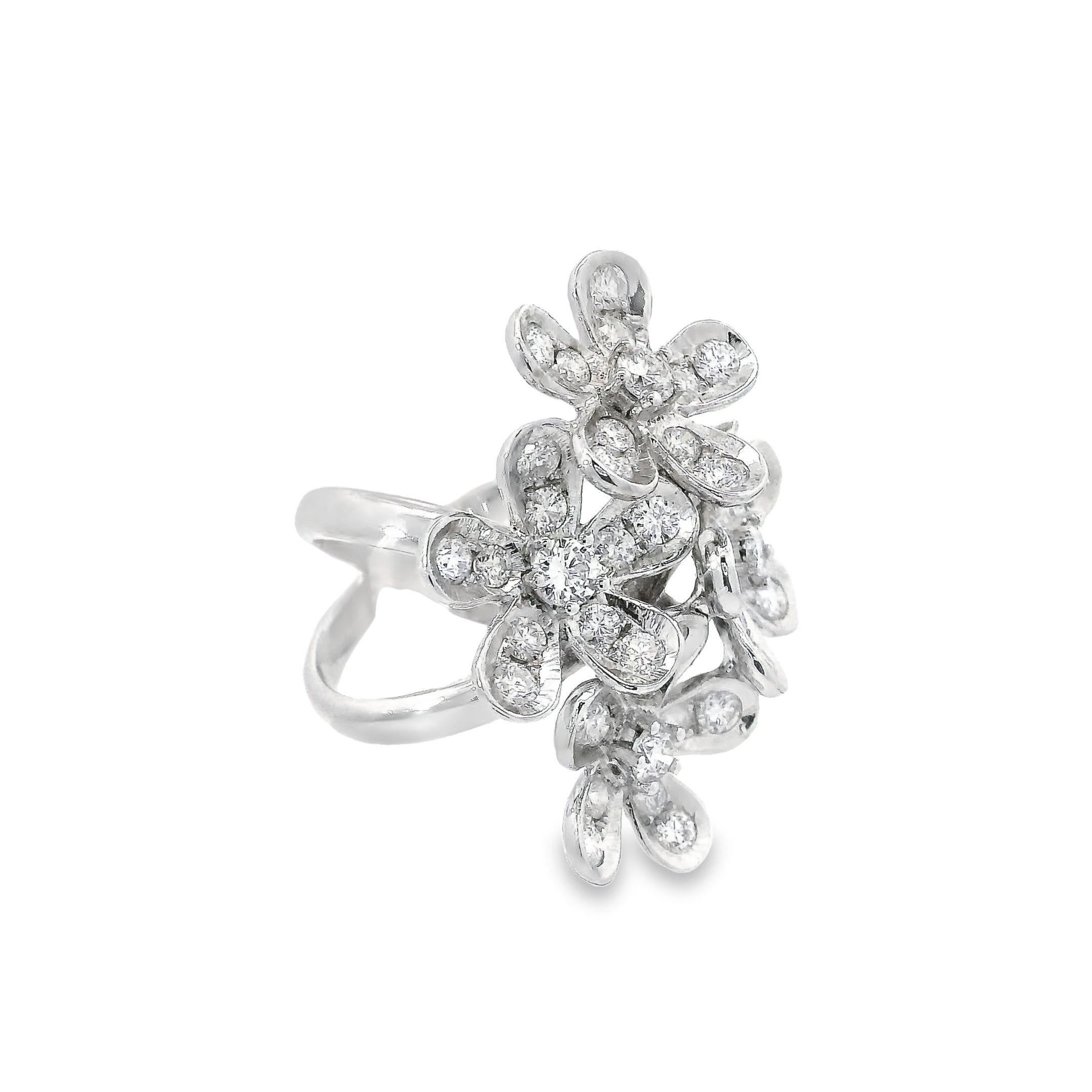 Contemporaneo Anello tridimensionale con diamante a bouquet di fiori a 5 petali in oro bianco 18 carati in vendita