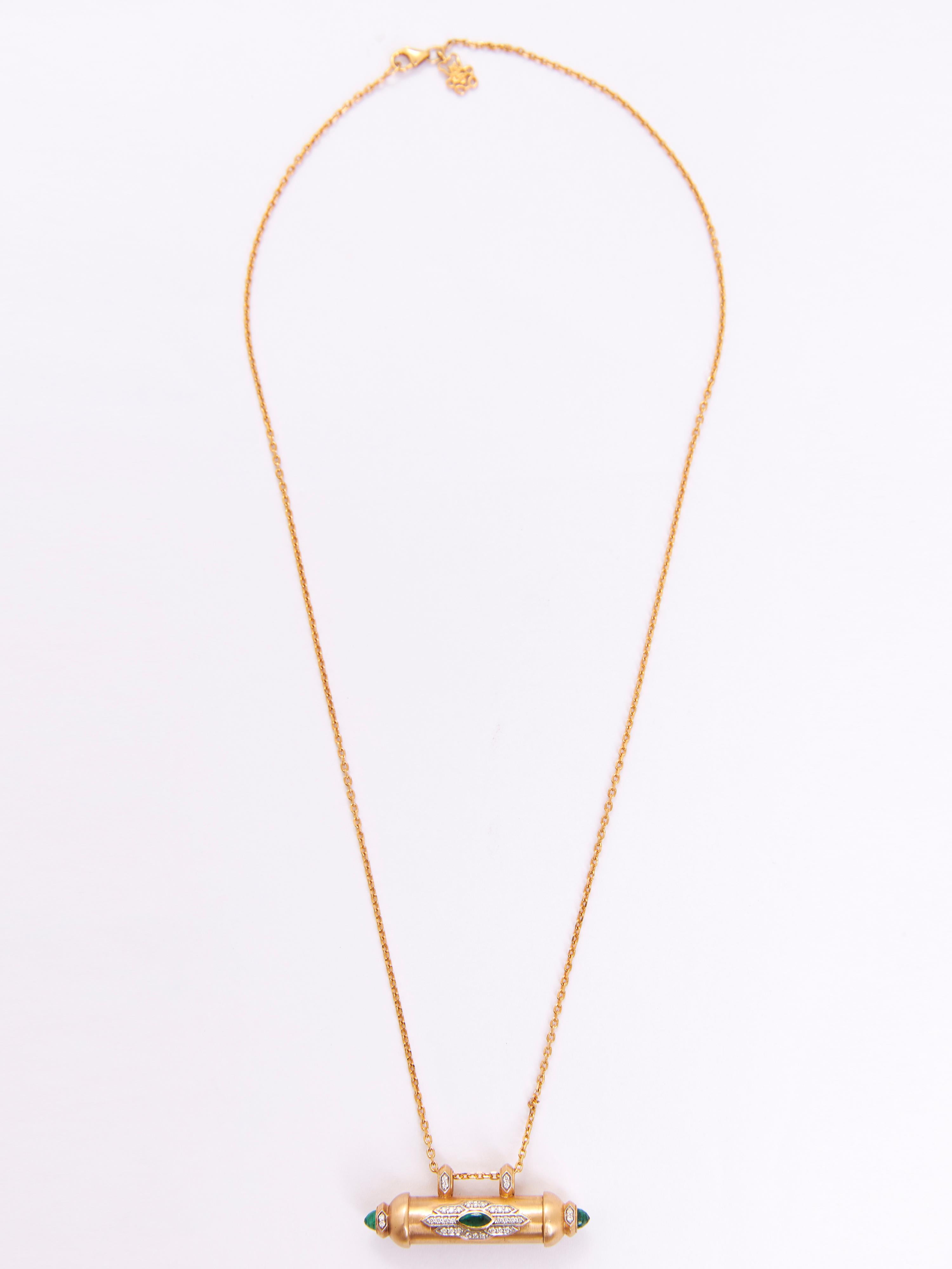 Taglio rotondo Amuleto tridimensionale - Oro 18KT, smeraldi e diamanti naturali in vendita
