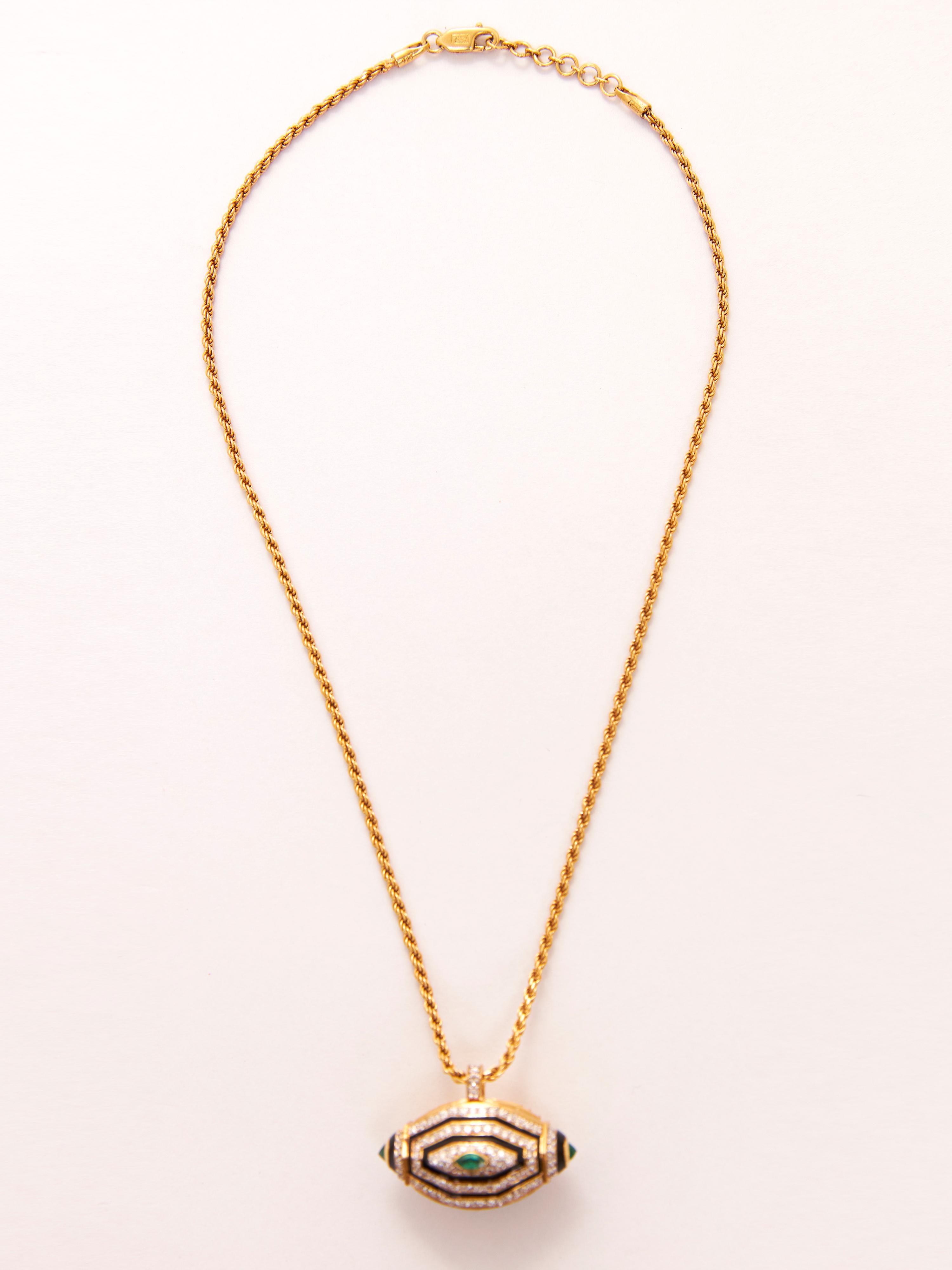 Revival Amulette tridimensionnelle en or 18KT, émeraudes et diamants naturels en vente