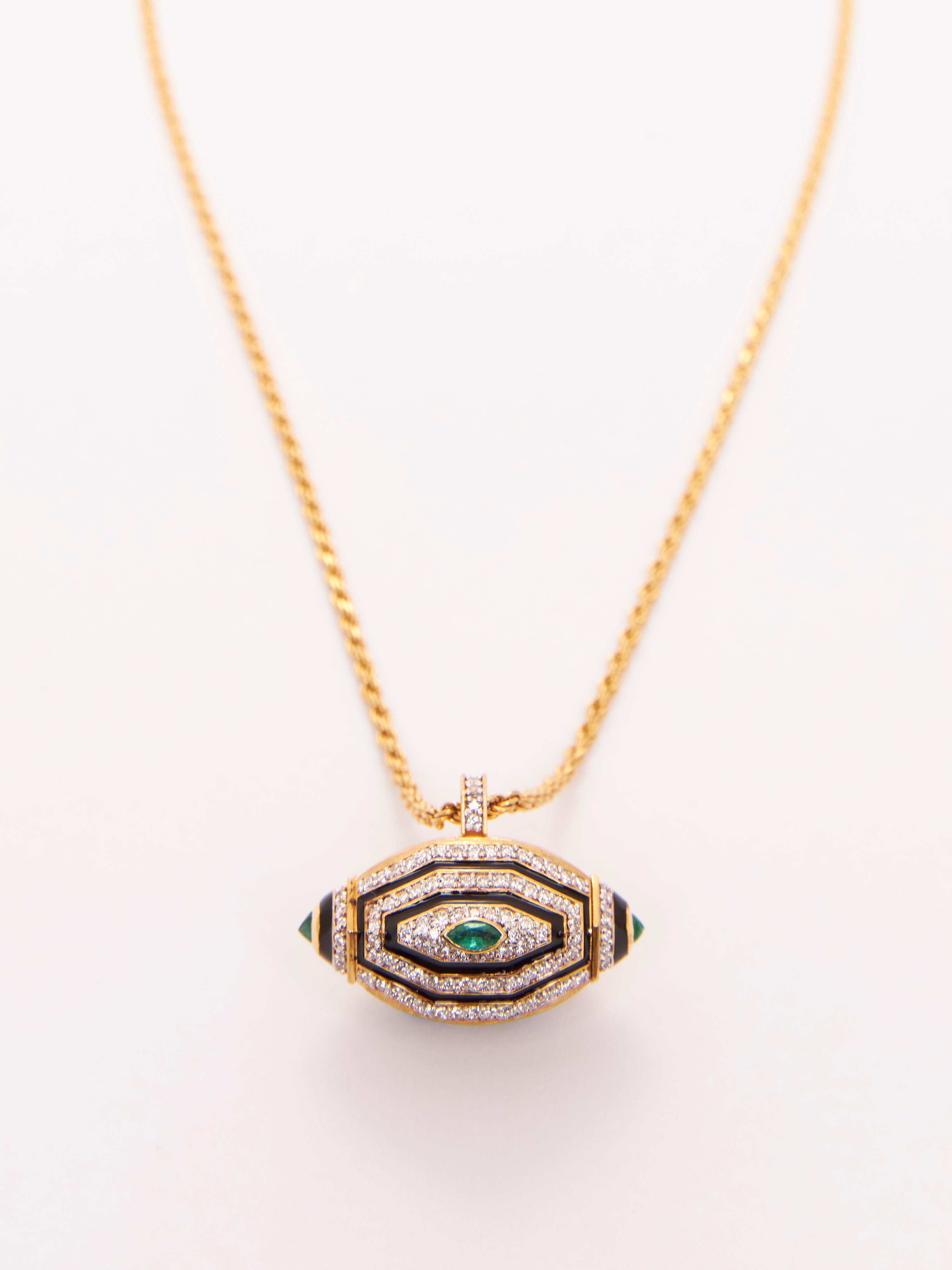 Taille ronde Amulette tridimensionnelle en or 18KT, émeraudes et diamants naturels en vente