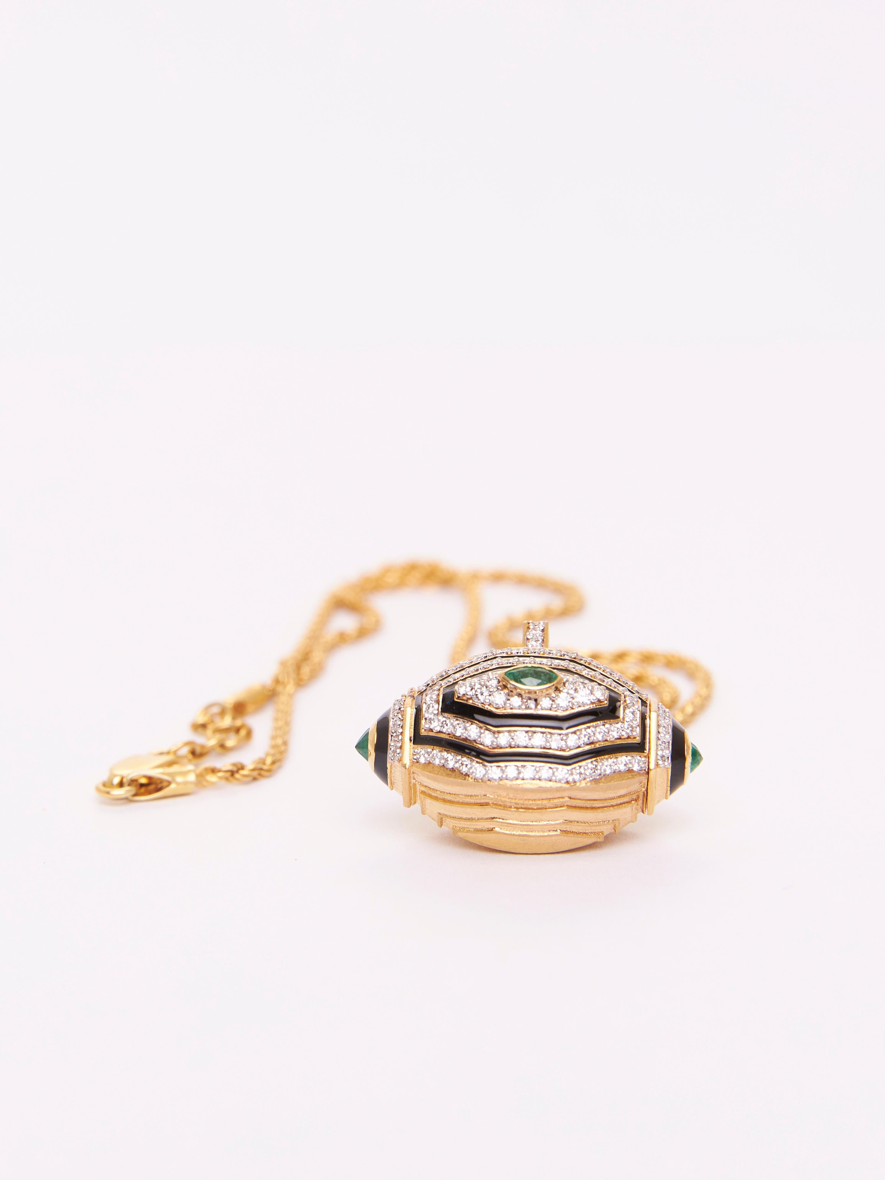 Amulette tridimensionnelle en or 18KT, émeraudes et diamants naturels Unisexe en vente