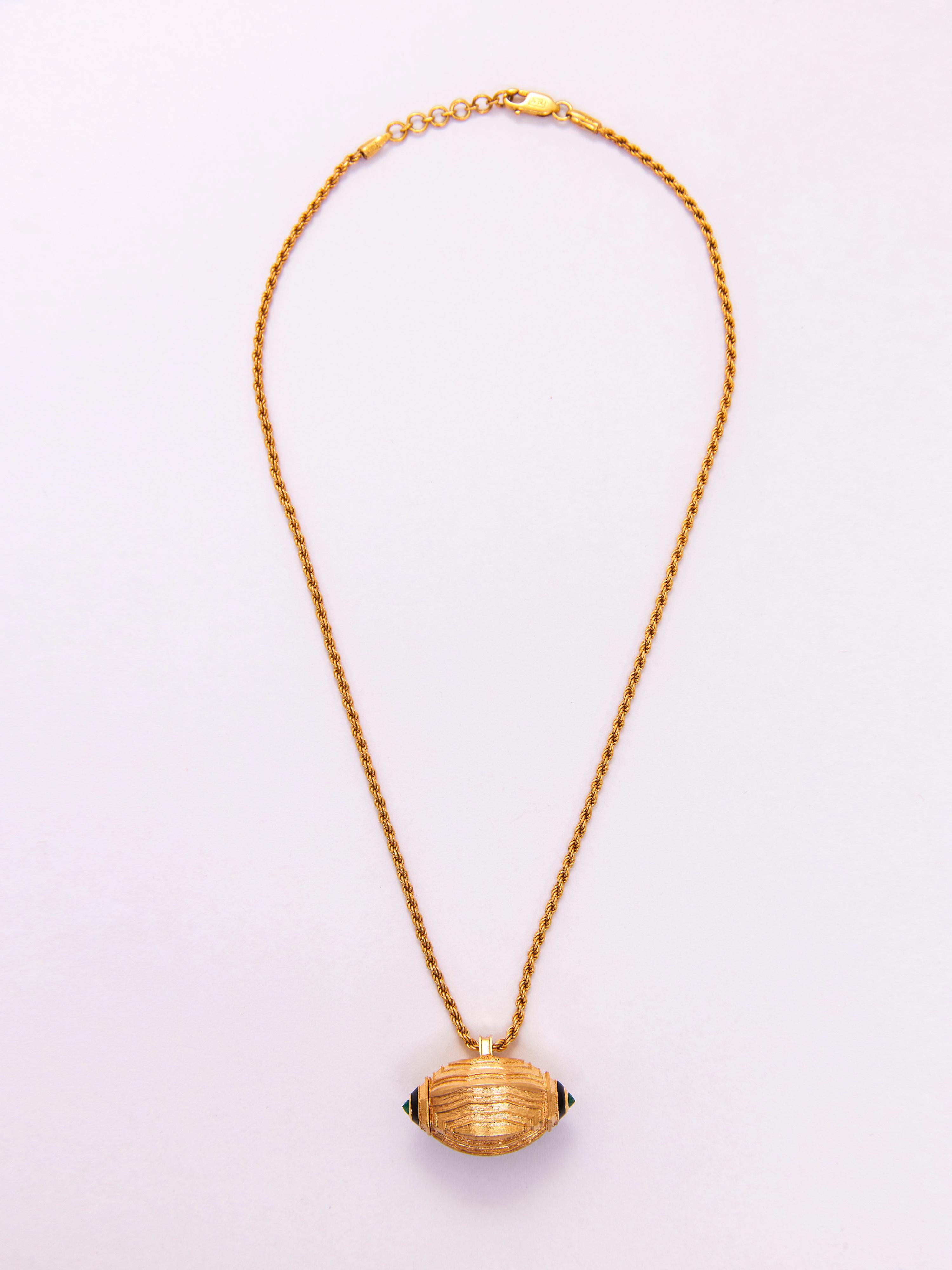 Amulette tridimensionnelle en or 18KT, émeraudes et diamants naturels en vente 1