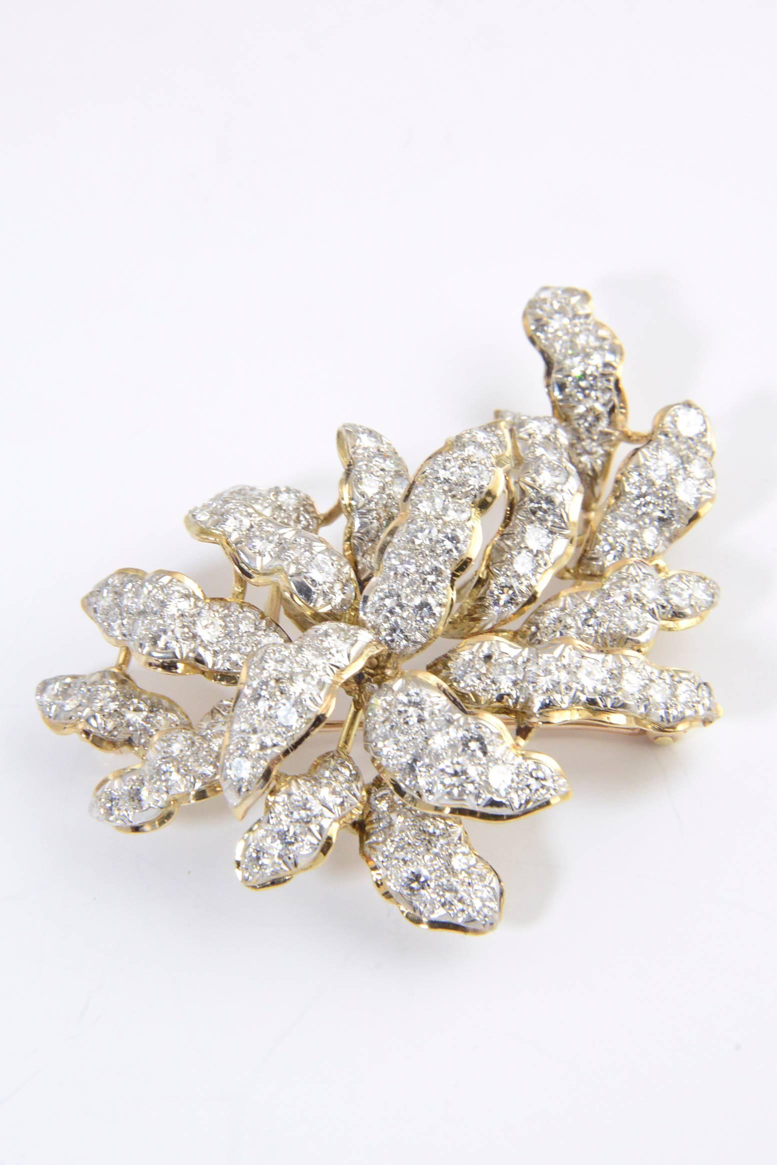 Impressionnante broche feuille en pavé de diamants en or jaune et blanc 18 carats, datant des années 1960-1970. Cette broche tridimensionnelle contient un peu moins de 8 carats de diamants.