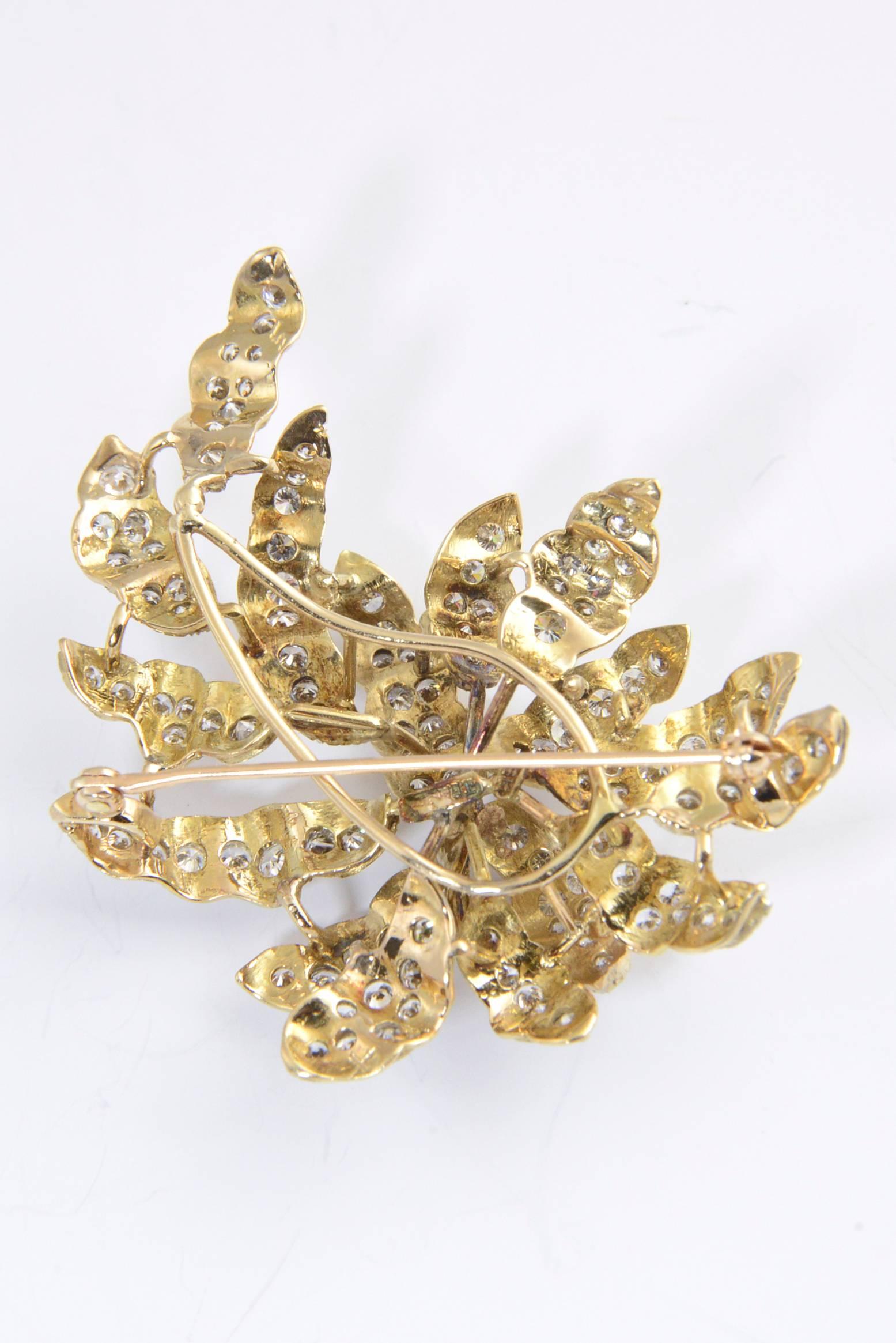 Broche en forme de feuille tridimensionnelle en or et diamants Excellent état - En vente à Miami Beach, FL