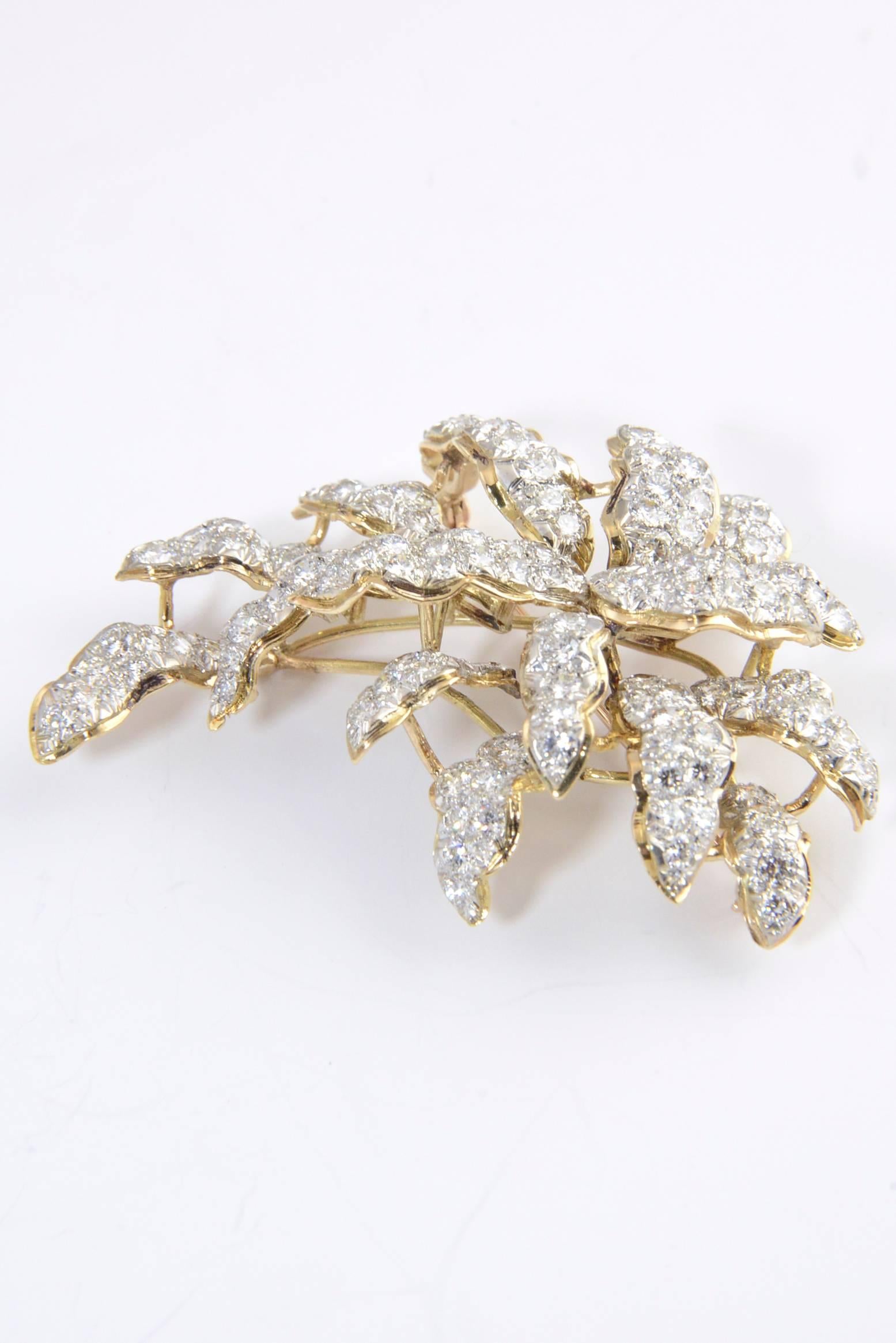 Broche en forme de feuille tridimensionnelle en or et diamants Unisexe en vente