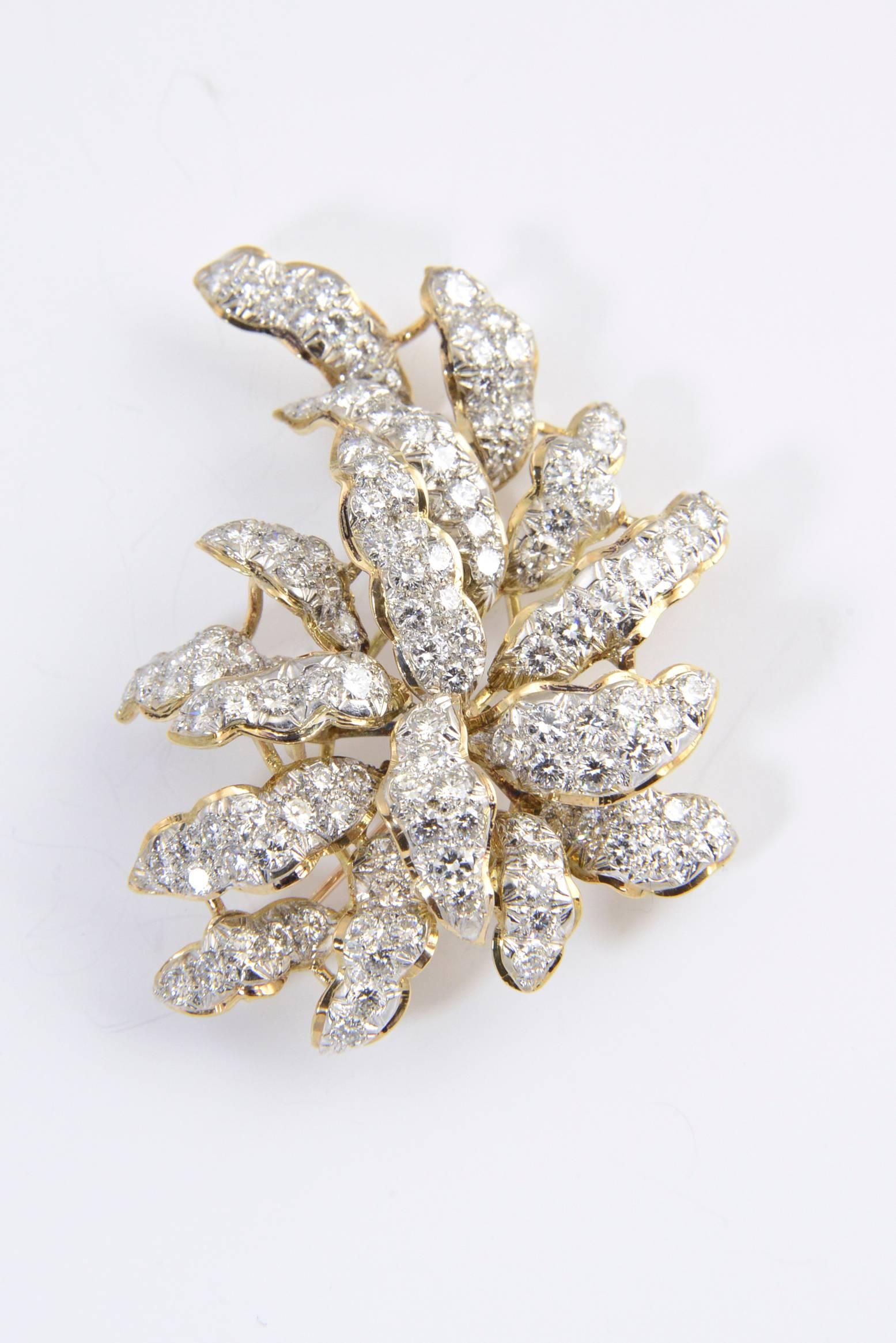 Broche en forme de feuille tridimensionnelle en or et diamants en vente 1