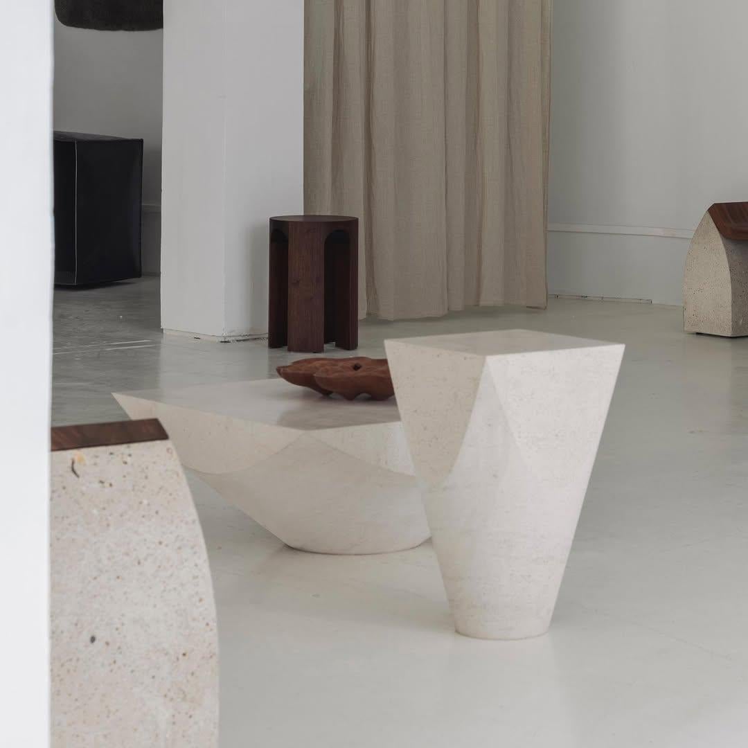 Tavolino tridimensionale con superficie piana in pietra calcarea bianca di Frédéric Saulou in vendita 7