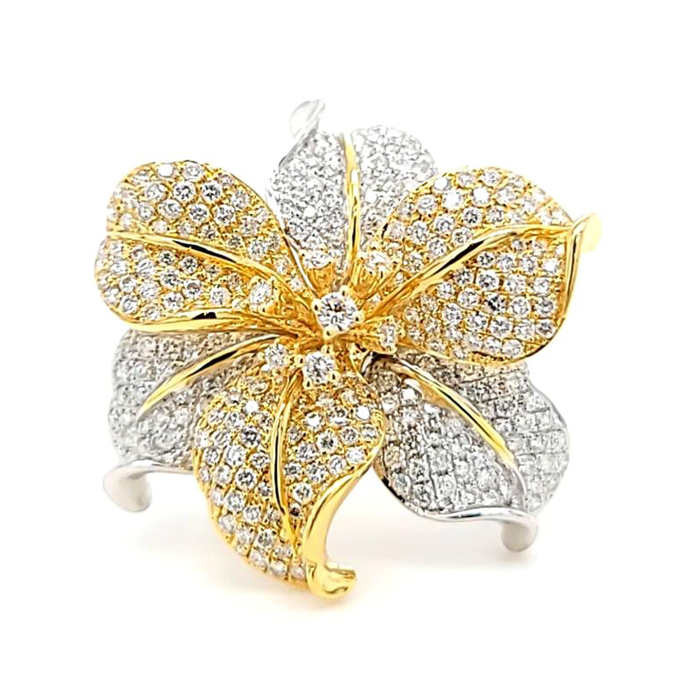 Dreidimensionaler Blumenring mit Pave-Diamanten in zweifarbigem Gold im Zustand „Gut“ im Angebot in Coral Gables, FL