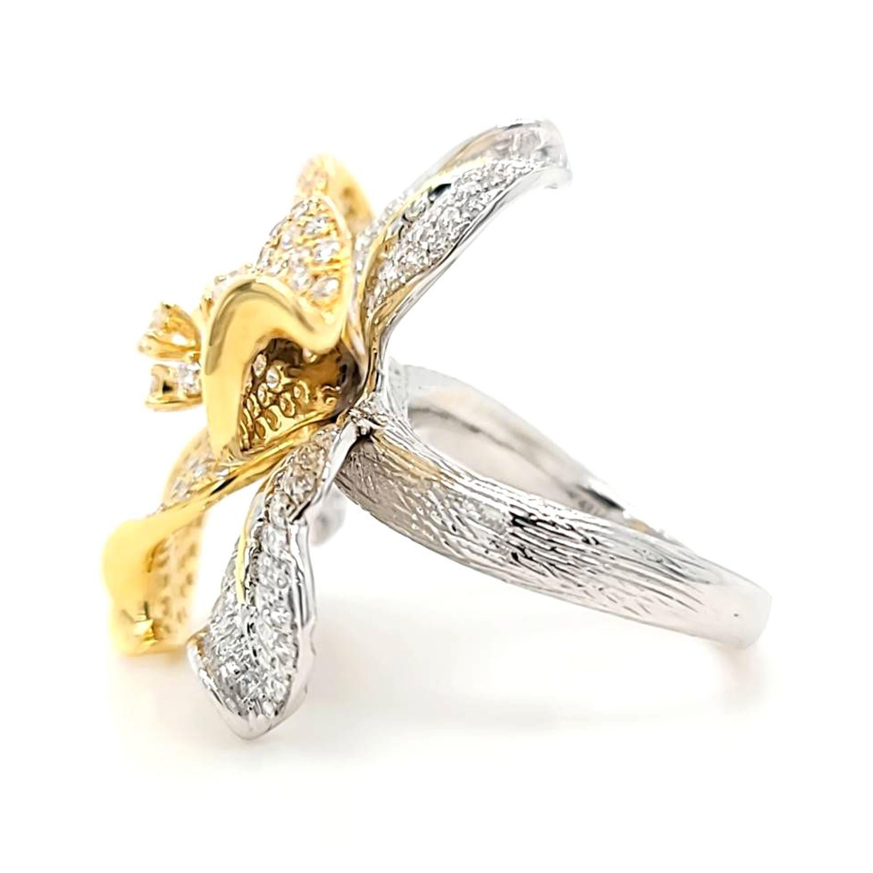 Dreidimensionaler Blumenring mit Pave-Diamanten in zweifarbigem Gold Damen im Angebot