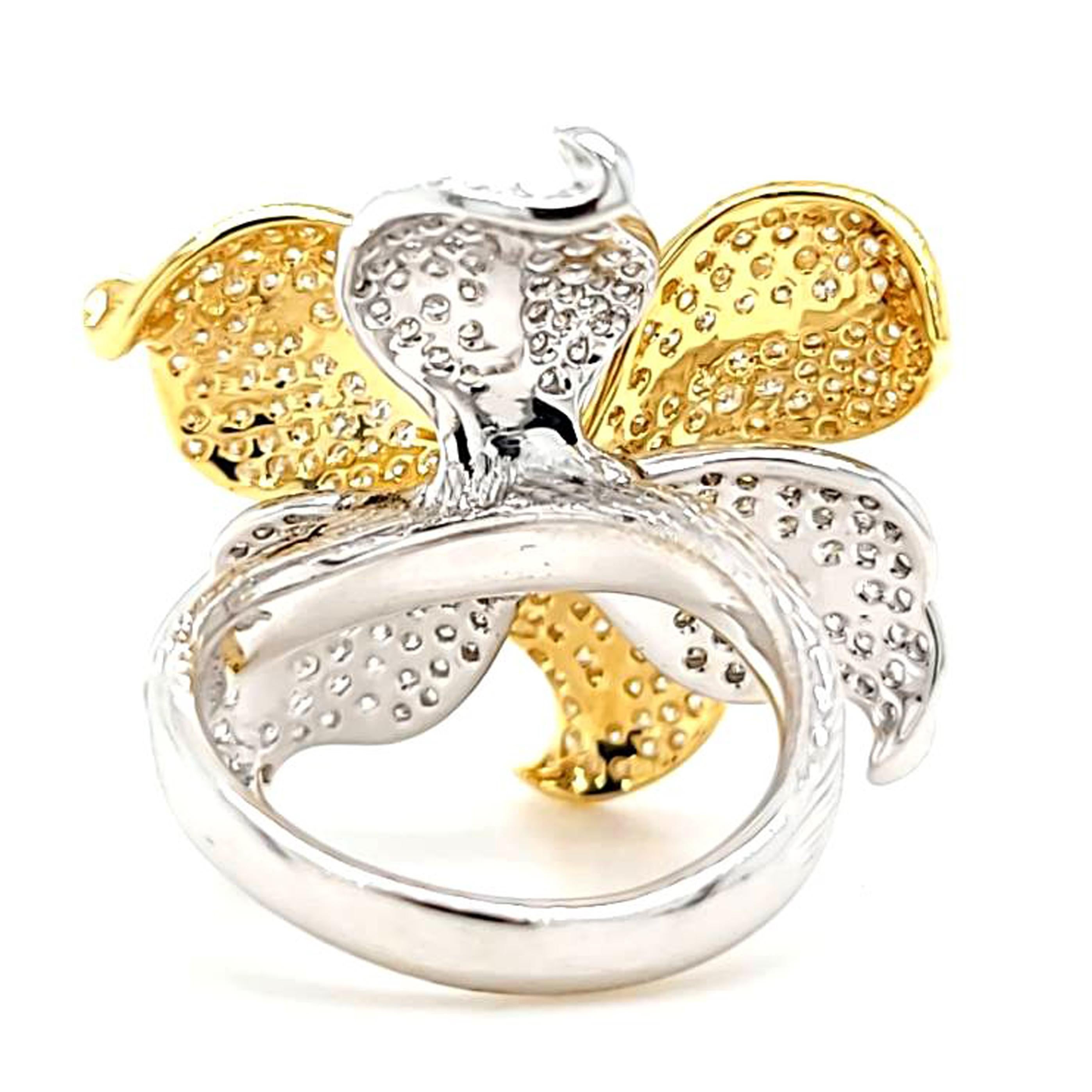 Dreidimensionaler Blumenring mit Pave-Diamanten in zweifarbigem Gold im Angebot 1