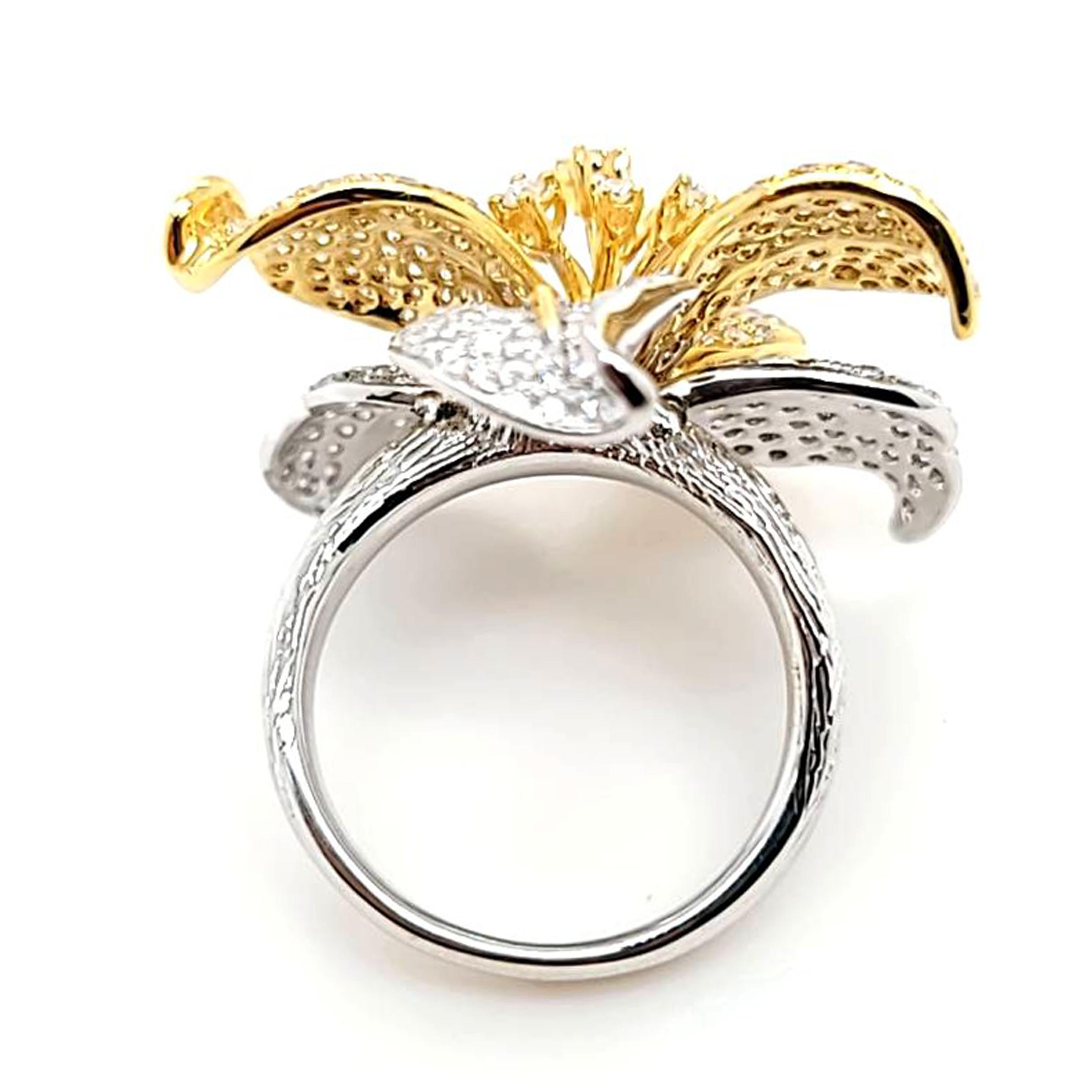 Dreidimensionaler Blumenring mit Pave-Diamanten in zweifarbigem Gold im Angebot 2
