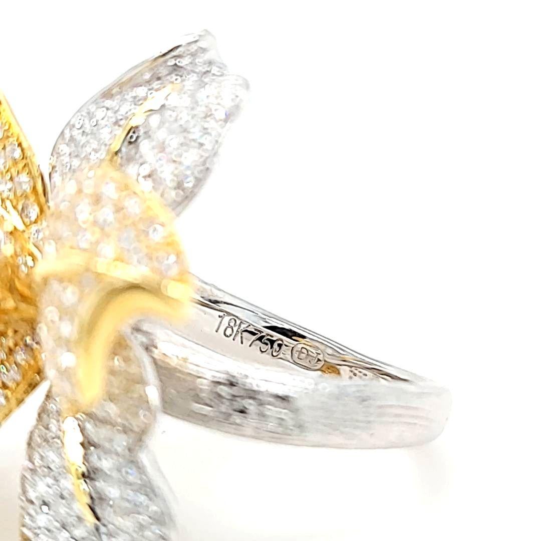 Dreidimensionaler Blumenring mit Pave-Diamanten in zweifarbigem Gold im Angebot 3
