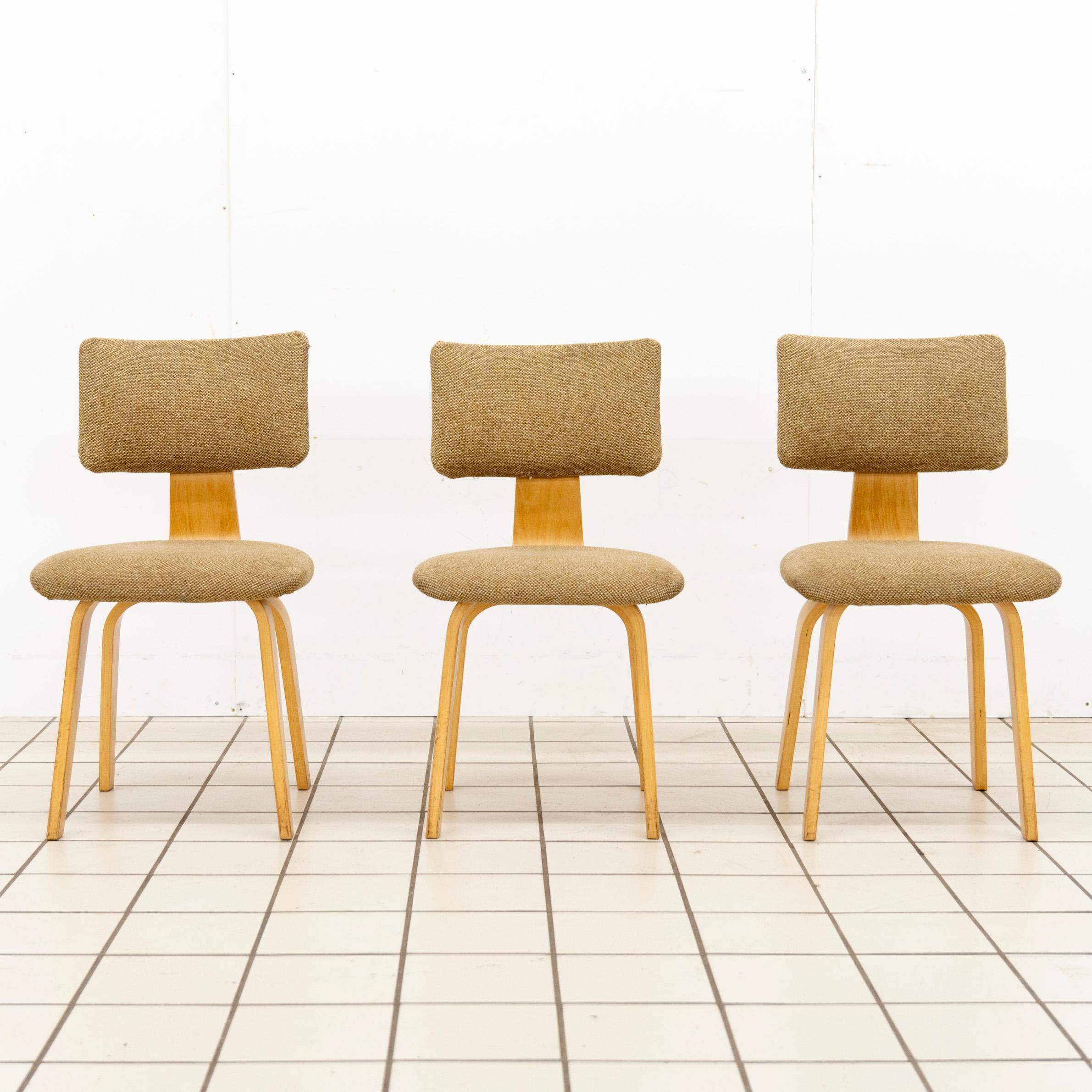 Exceptional set of three SB03 dining chairs, designed by Cees Braakman for Pastoe in the 1950s. Braakman’s innovative use of bent plywood is beautifully showcased in the chairs’ curved frames, a hallmark of his pioneering approach to material and